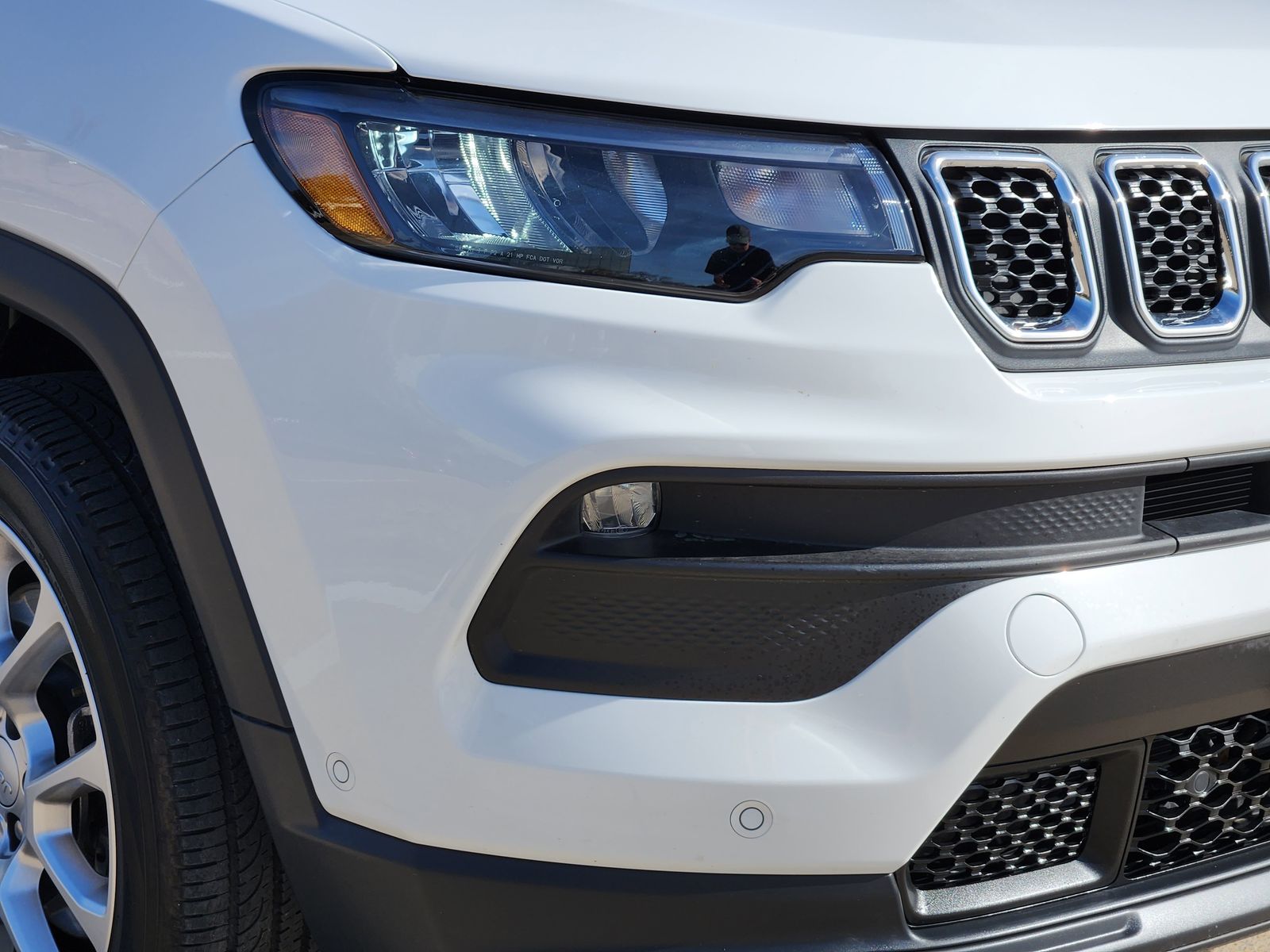 Used 2024 Bright White Jeep Latitude Lux image 9