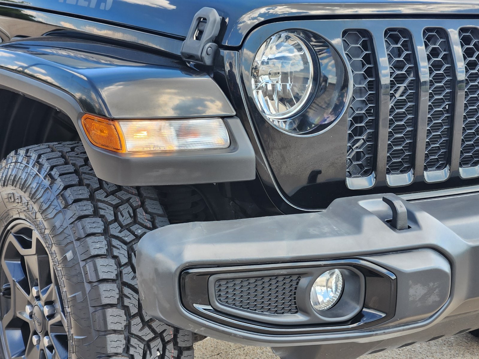 Used 2022 Black Jeep Sport image 9