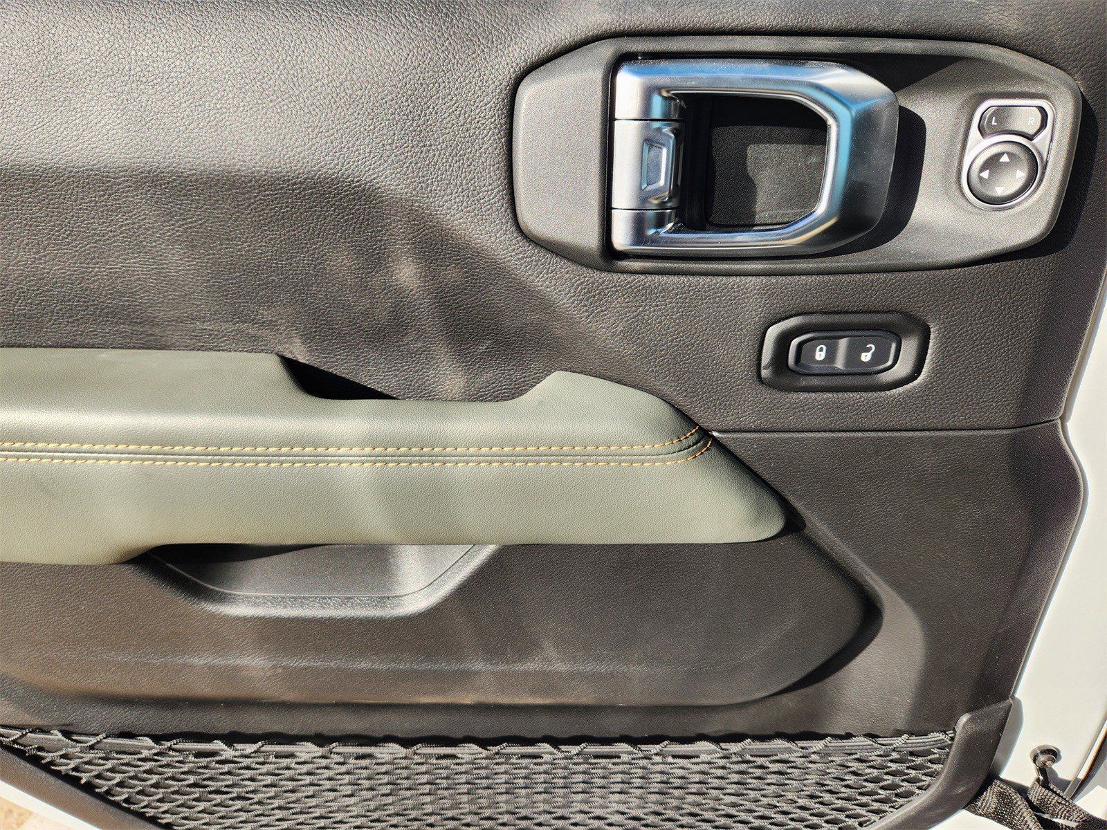 New 2026 Bright White Jeep MOJAVE 4X4 image 27