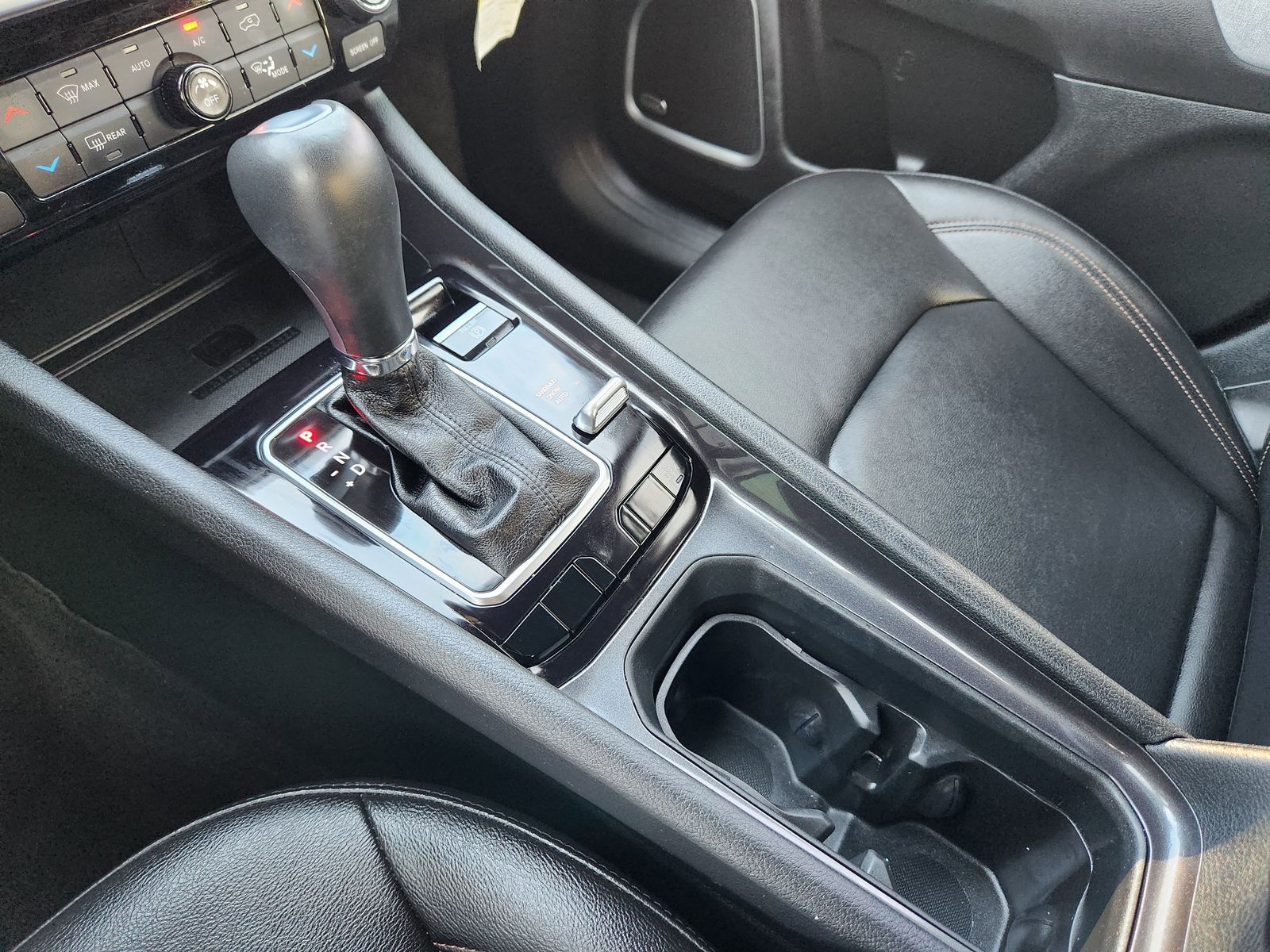 Used 2024 Bright White Jeep Latitude Lux image 29