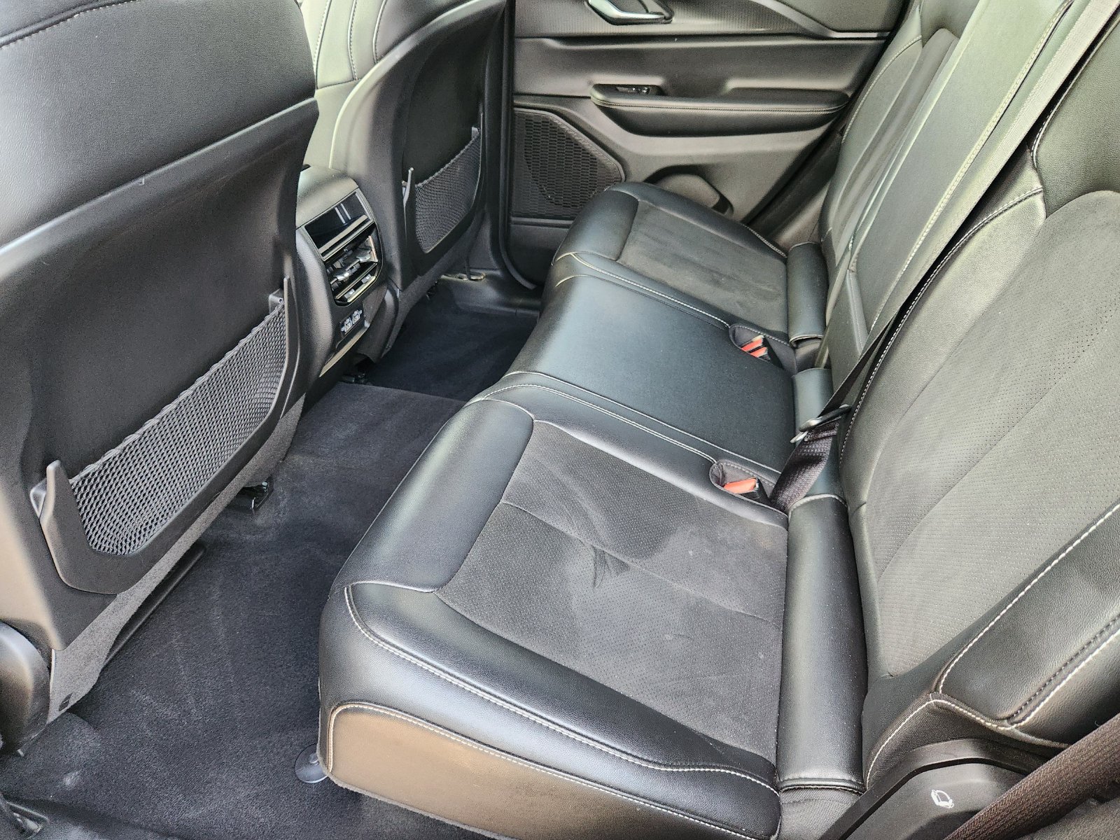 Used 2025 Diamond Black Crystal Pearlcoat Jeep Laredo image 39