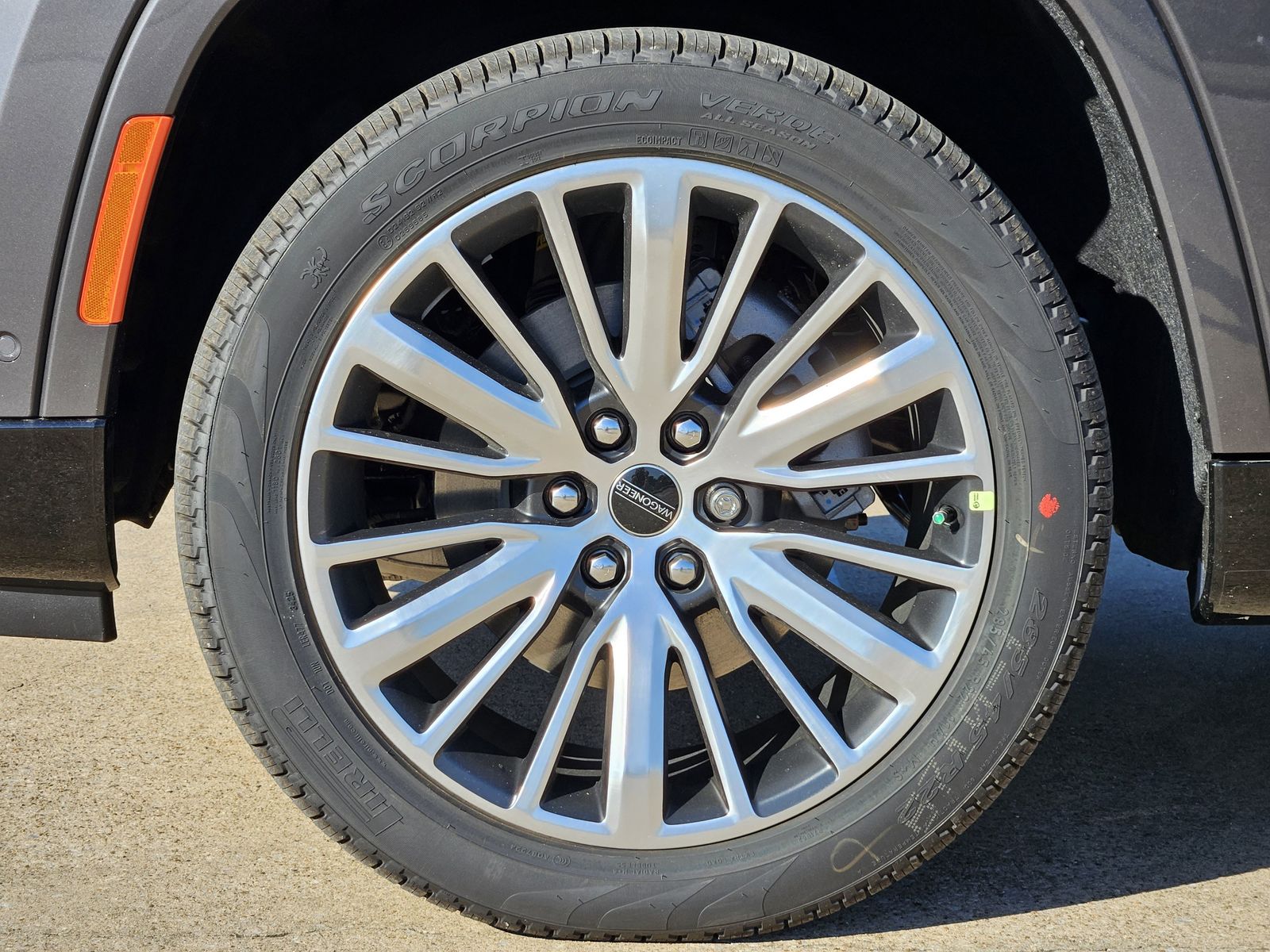 New 2025 Baltic Gray Jeep LIMITED 4X4 image 10