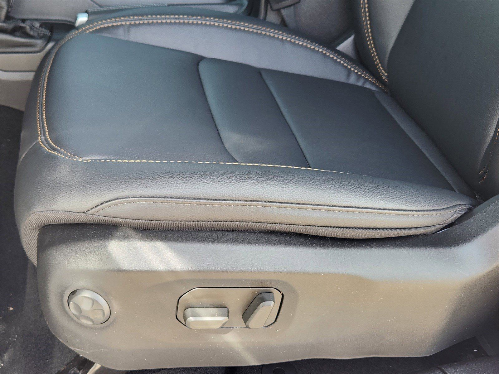 New 2026 Bright White Jeep 4-DOOR SAHARA image 34