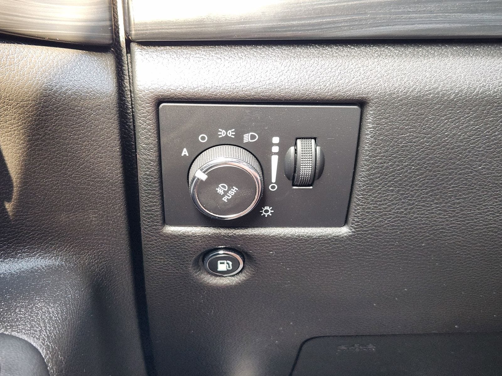 Used 2020 Sting-Gray Clearcoat Jeep Laredo image 30