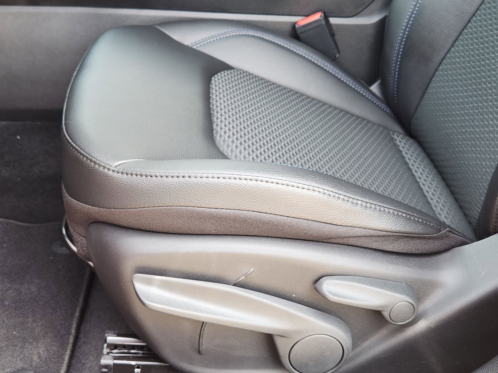 New 2026 Red Hot Pearlcoat Jeep LATITUDE ALTITUDE 4X4 image 33