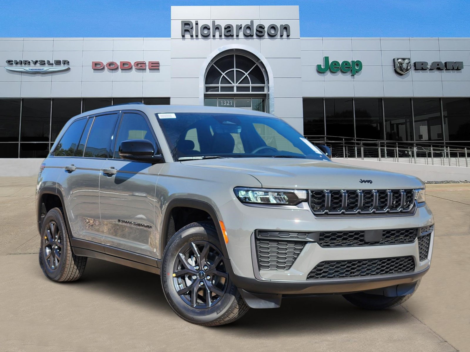 2027 Jeep Grand Cherokee LAREDO ALTITUDE 4X2 Sport Utility