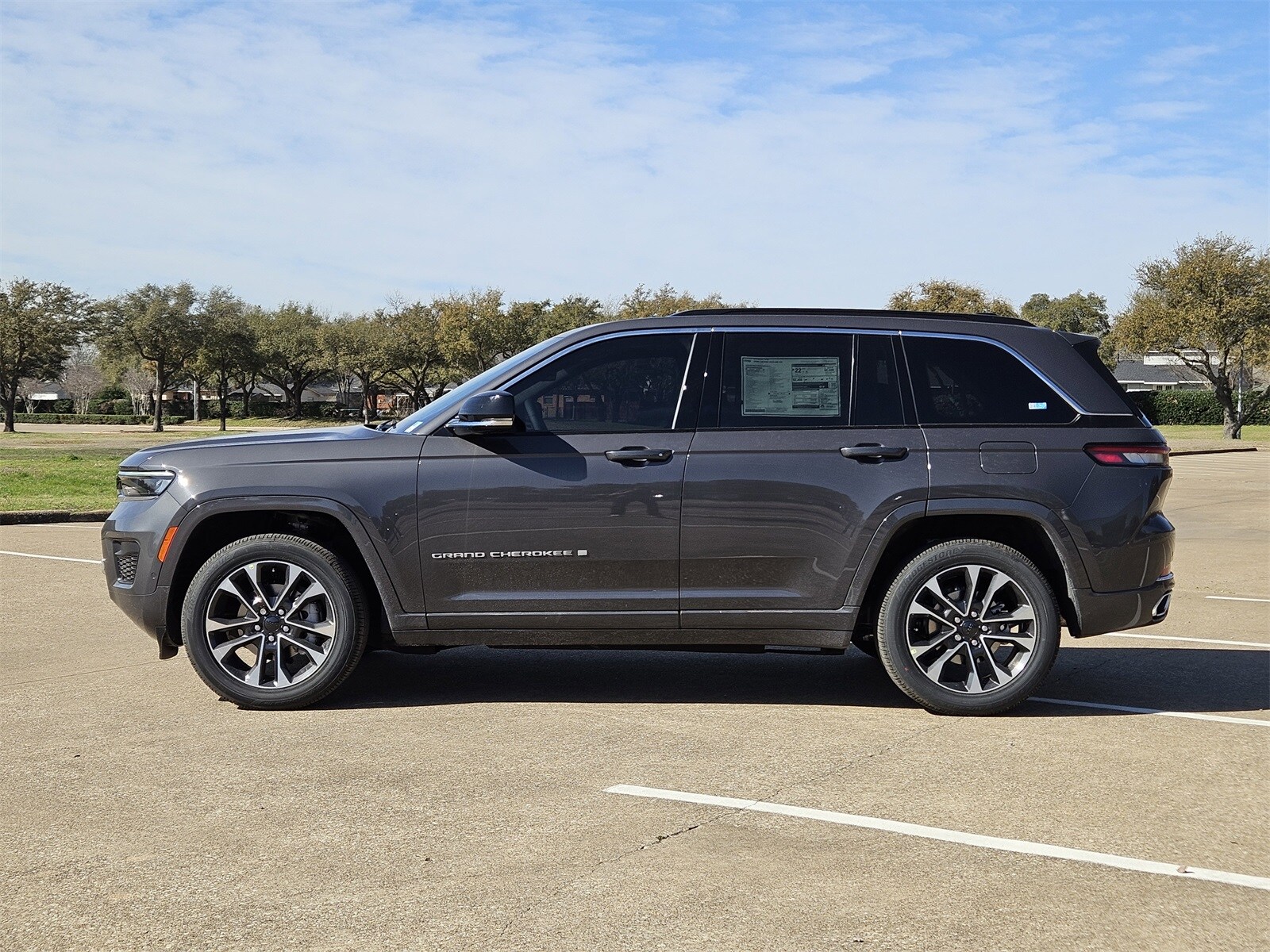 2025 Jeep Grand Cherokee Overland photo 3