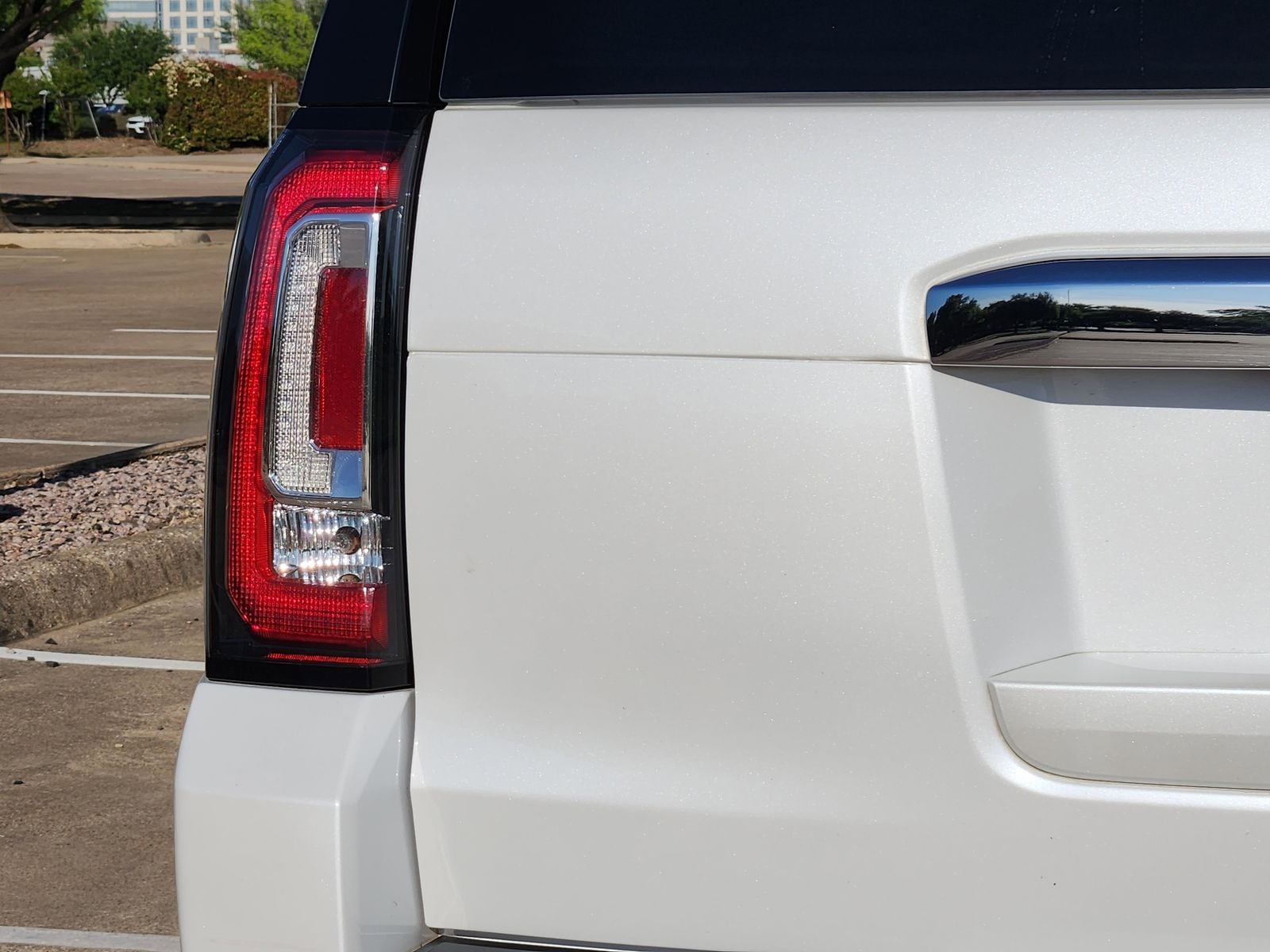 Used 2019 White Frost Tricoat GMC Denali image 15