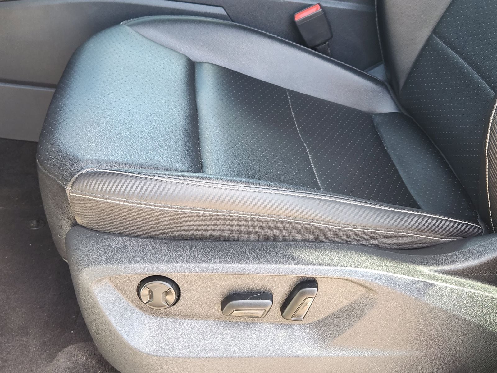 Used 2022 Pure White Volkswagen 2.0T SE w/Technology image 32