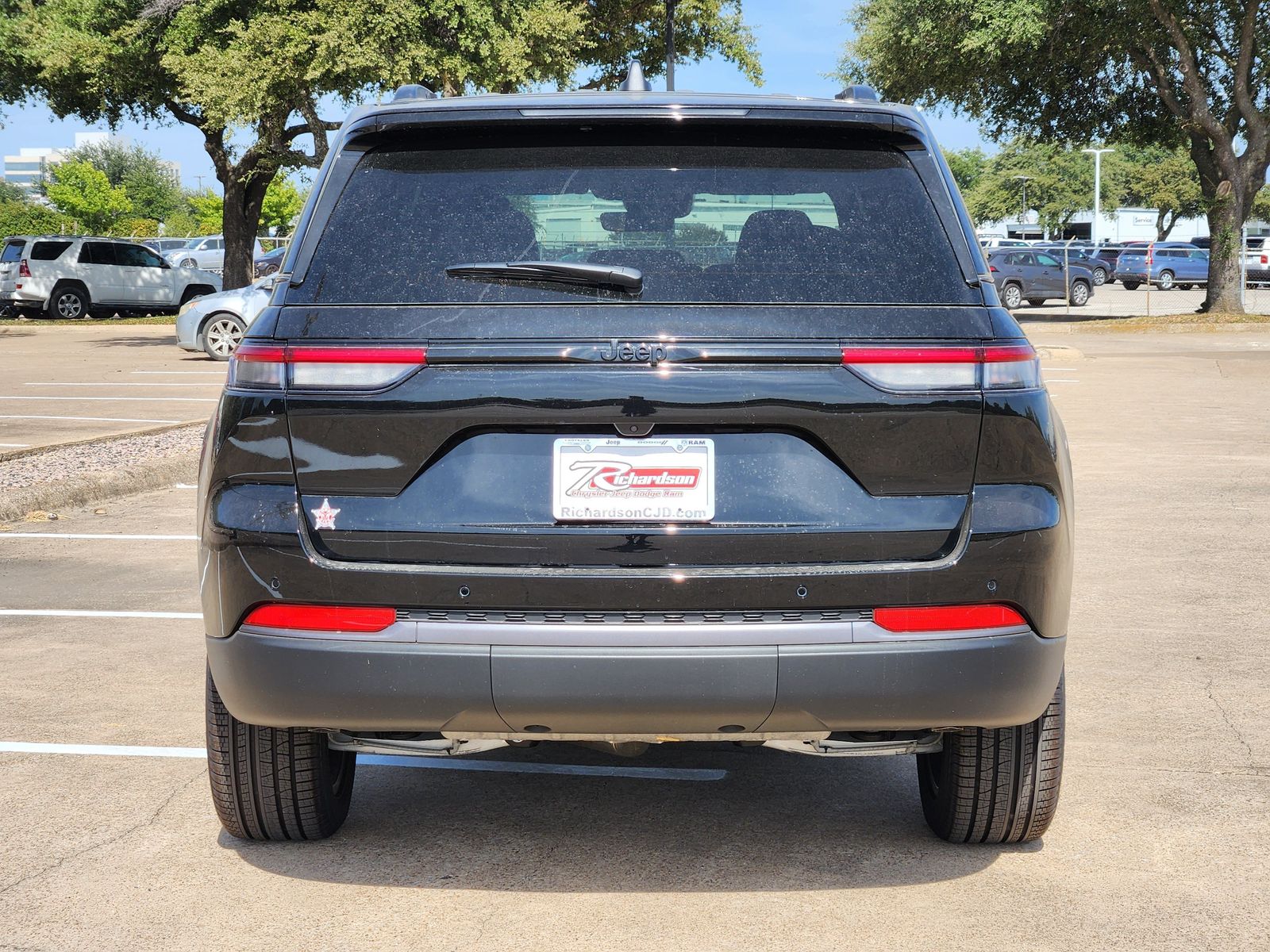 New 2026 Diamond Black Crystal Pearlcoat Jeep LIMITED 4X2 image 5