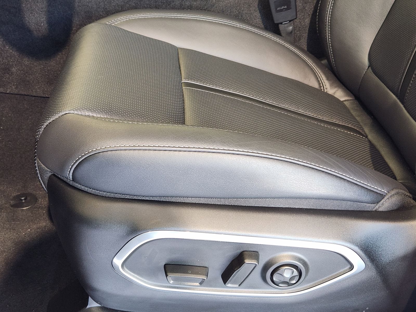 New 2026 Bright White Jeep LIMITED RESERVE 4X4 image 29