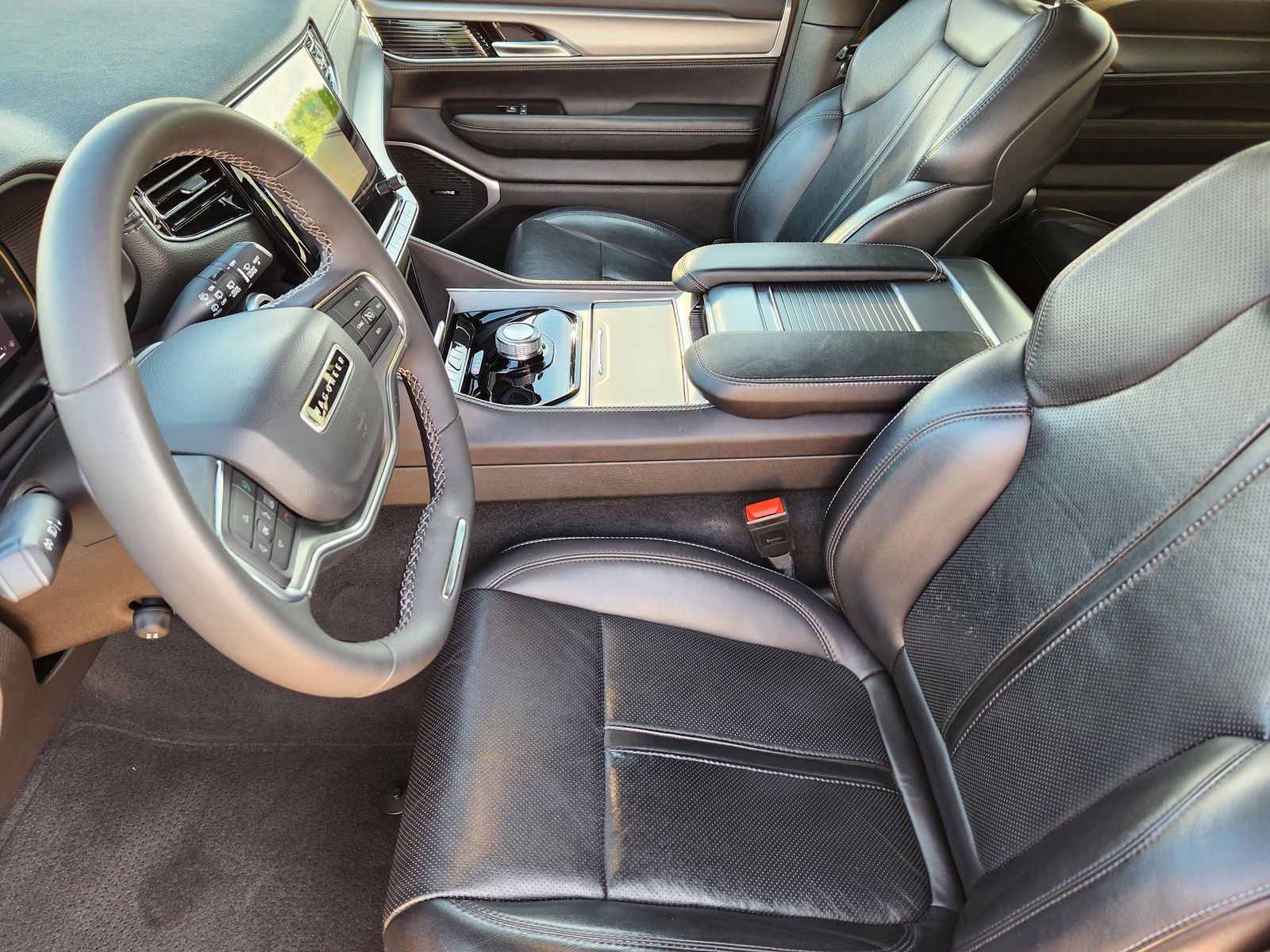 Used 2023 Diamond Black Crystal Pearlcoat Jeep Base image 21