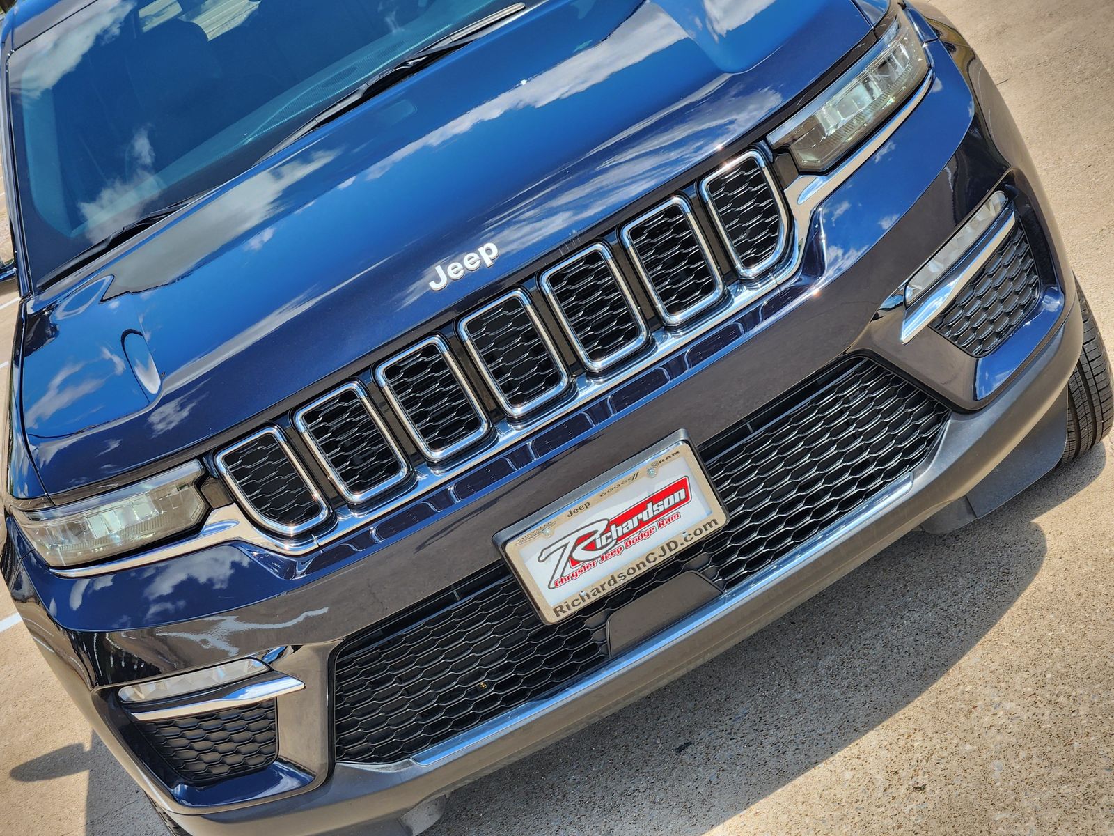 Used 2024 Midnight Sky Jeep Limited image 14