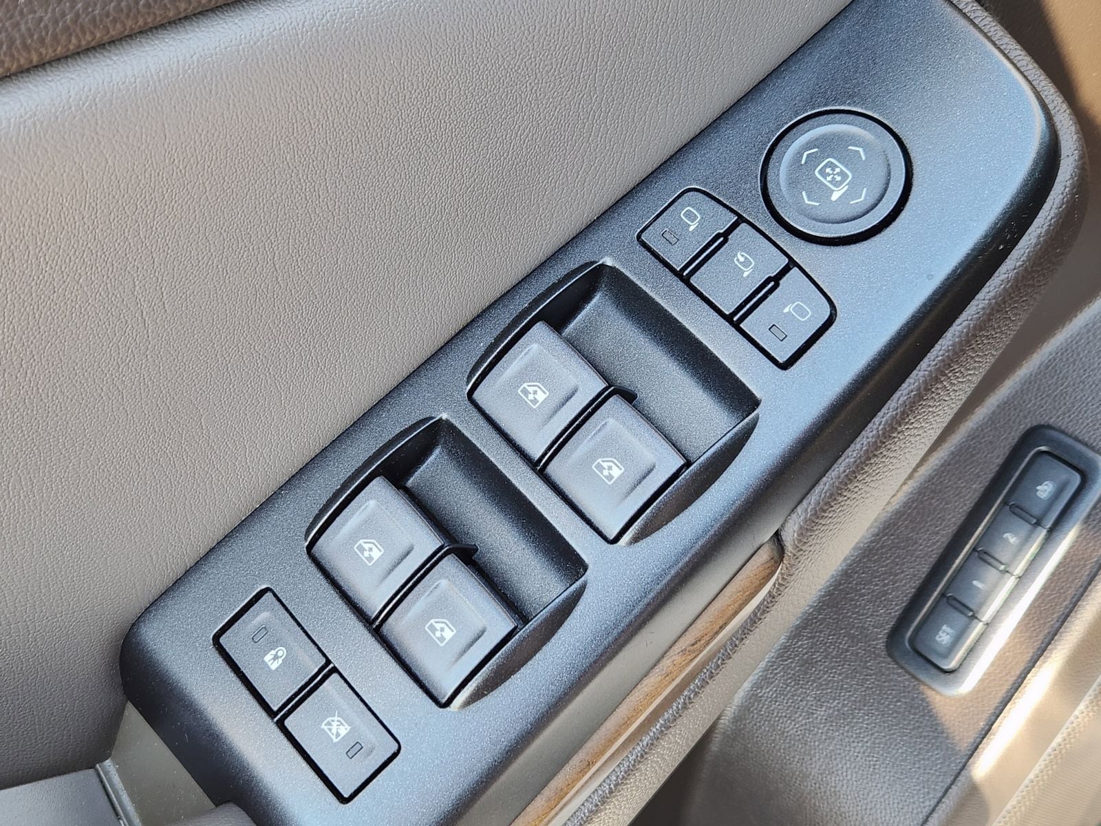 Used 2019 White Frost Tricoat GMC Denali image 32