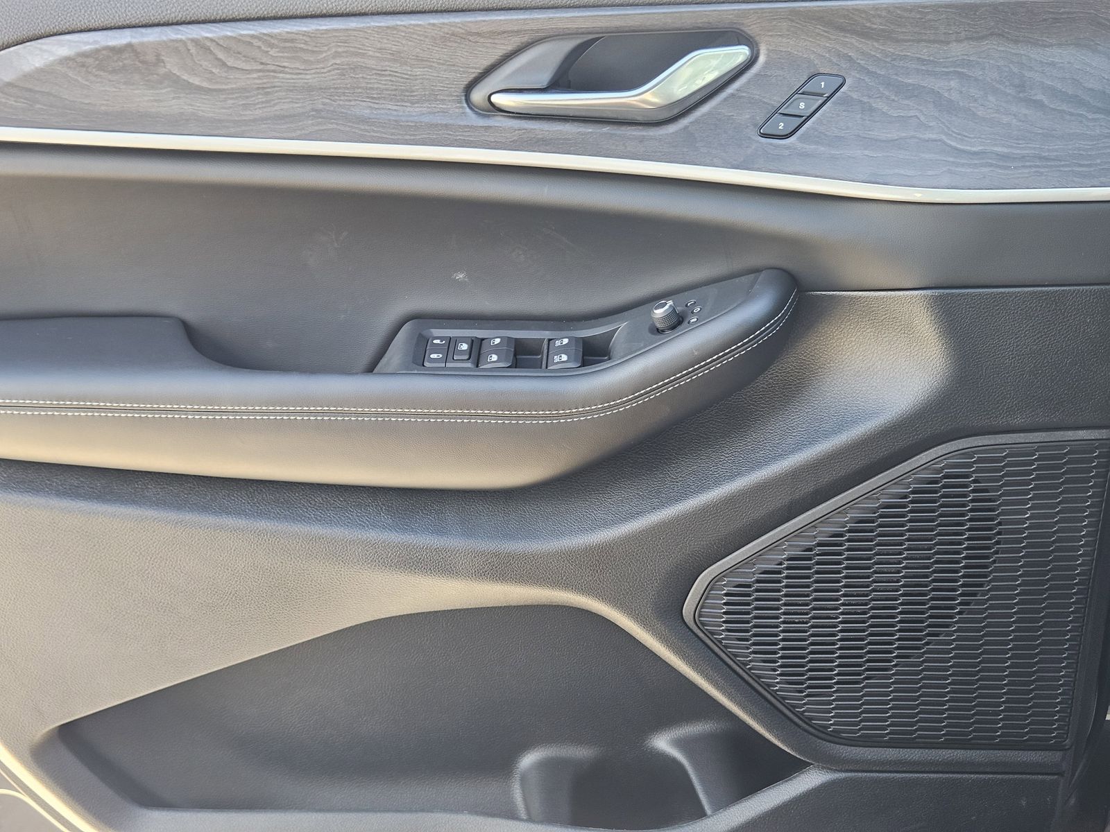 New 2025 Baltic Gray Jeep L LIMITED 4X2 image 24