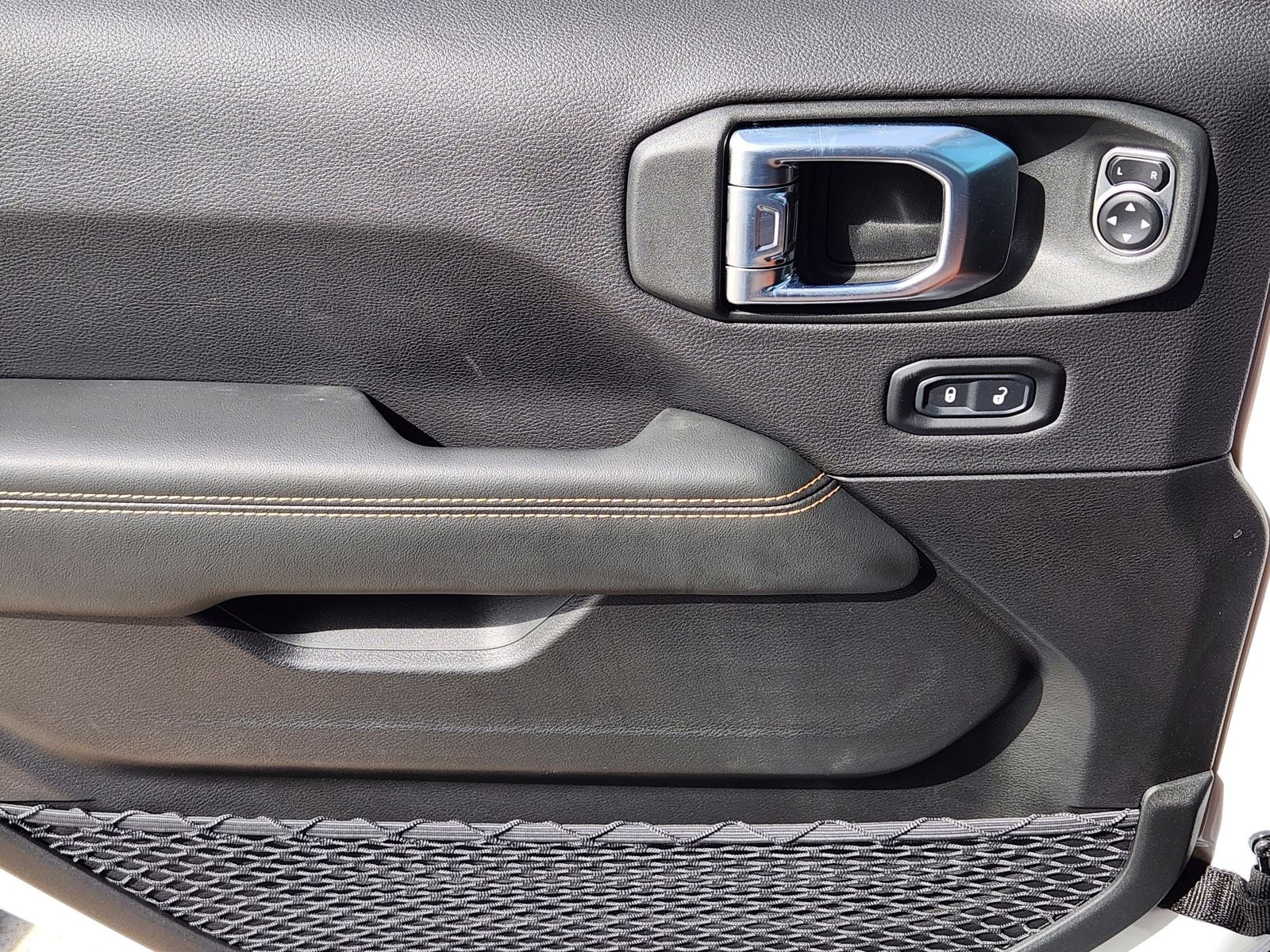 New 2026 Bright White Jeep 4-DOOR SAHARA image 32