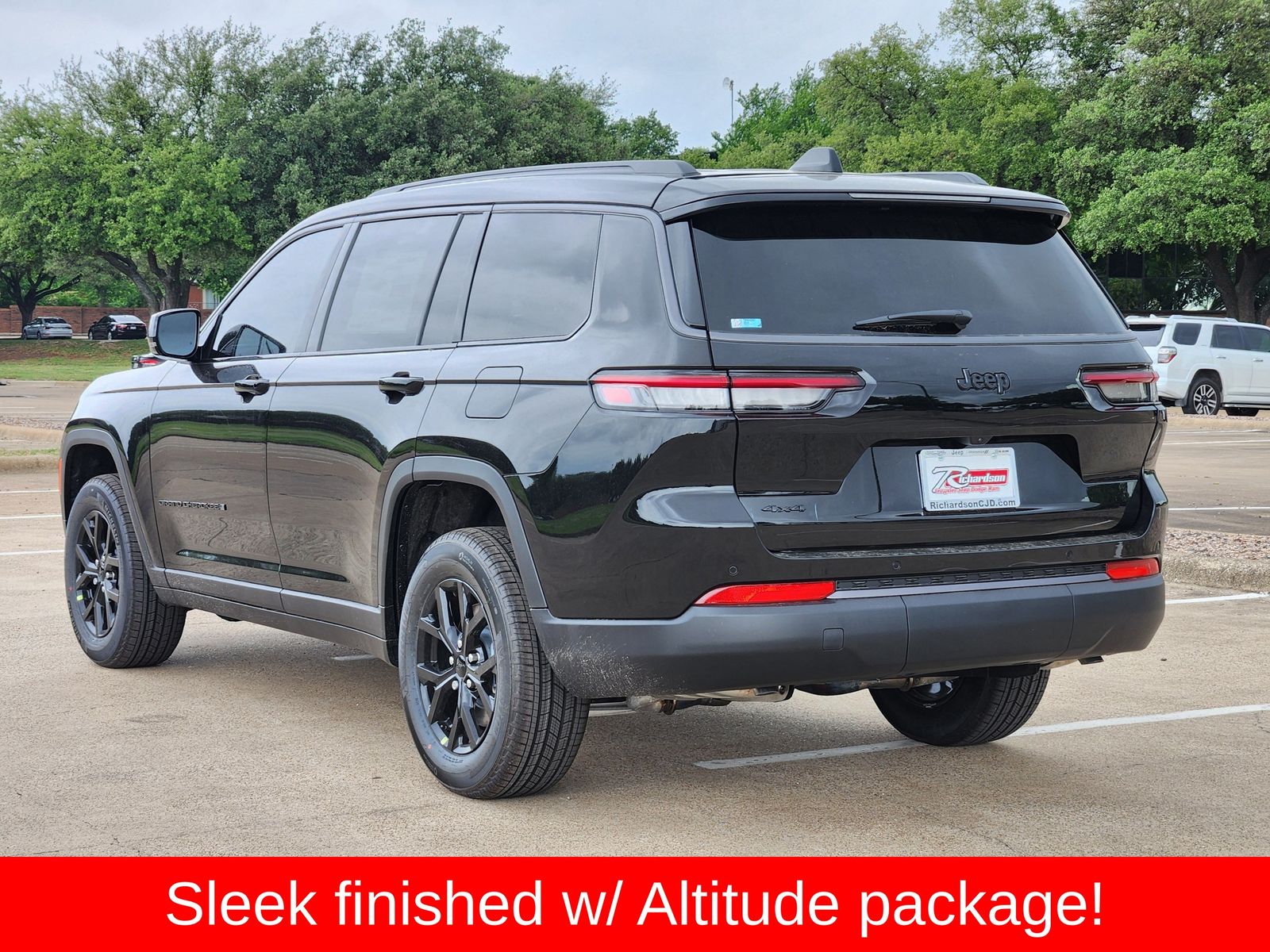 New 2026 Diamond Black Crystal Pearlcoat Jeep L LAREDO ALTITUDE 4X4 image 4