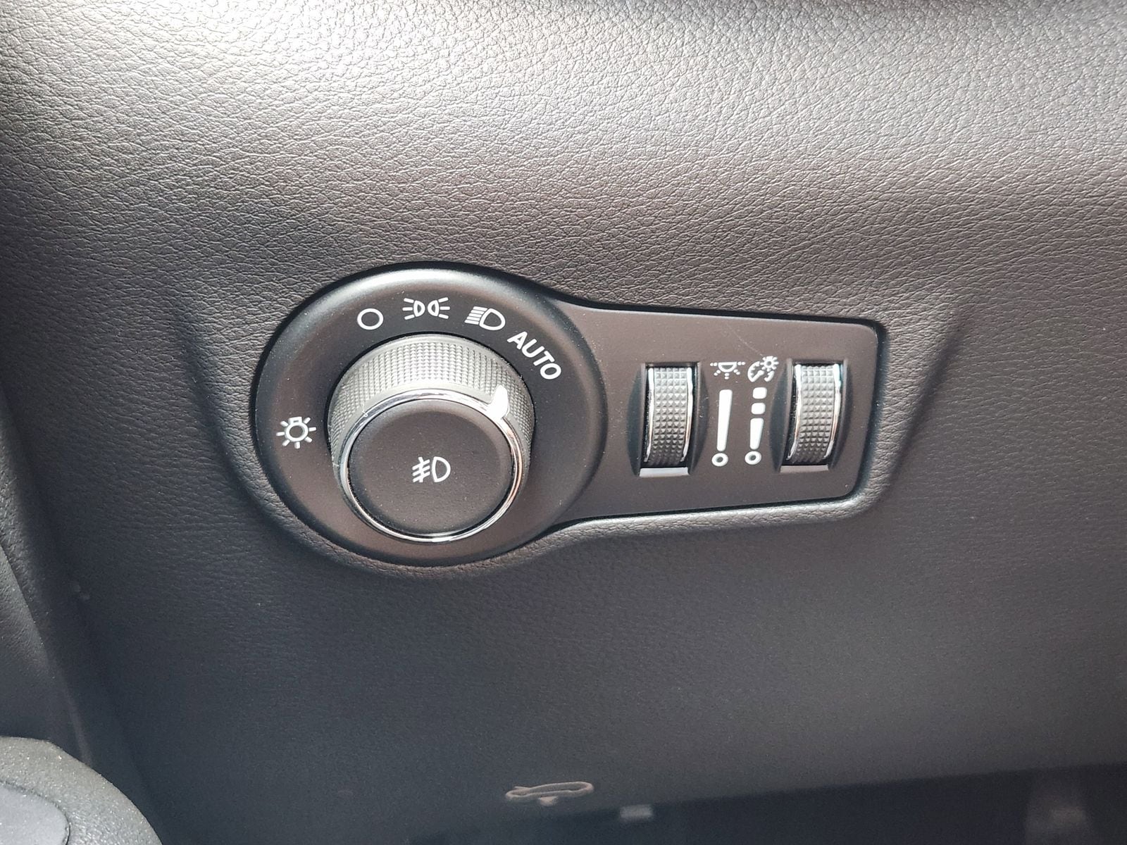 New 2026 Hydro Blue Pearlcoat Jeep LATITUDE ALTITUDE 4X4 image 30