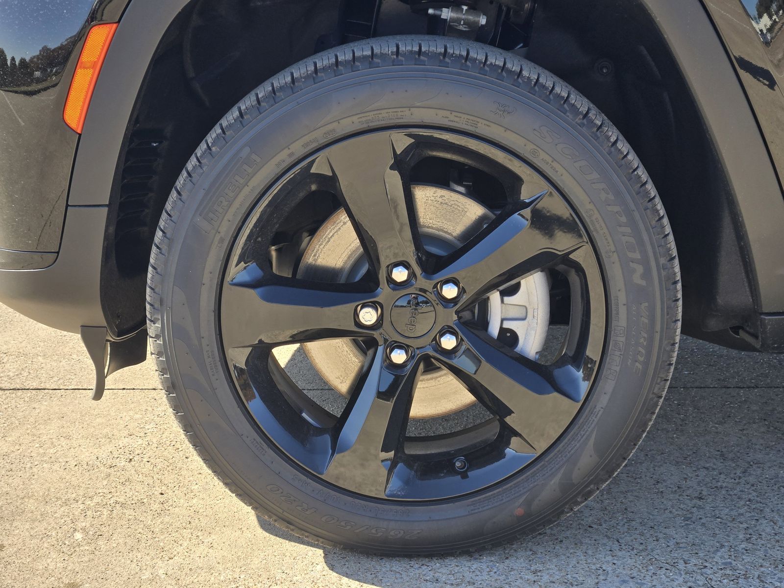 New 2025 Diamond Black Crystal Pearlcoat Jeep L LIMITED 4X4 image 10