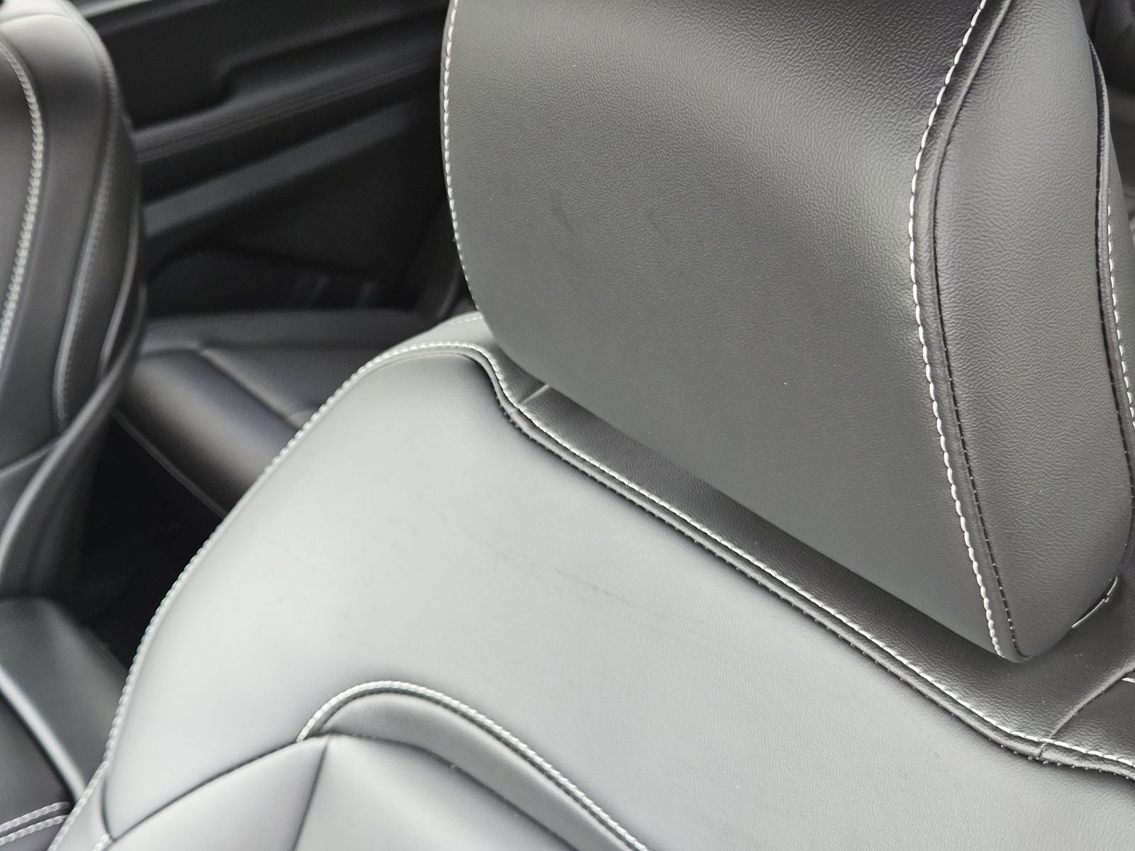 New 2025 Bright White Jeep L LIMITED 4X2 image 16