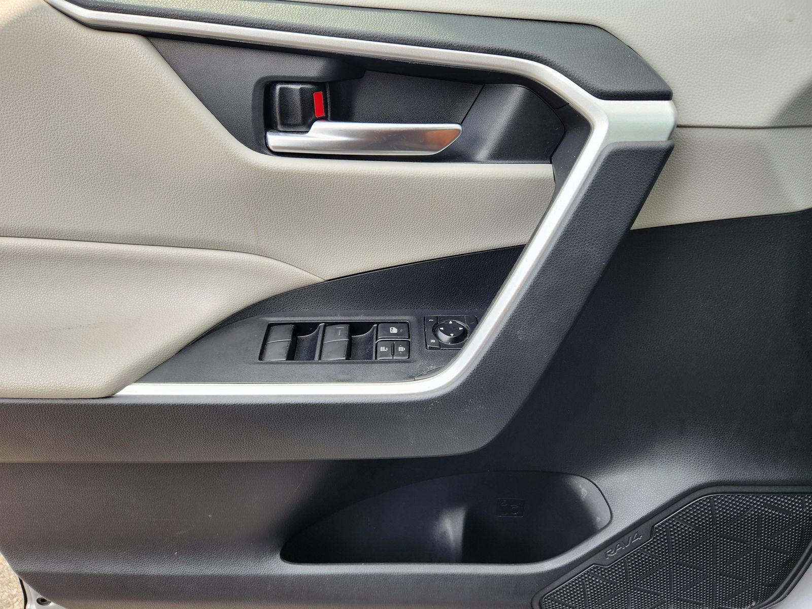 Used 2021 Silver Sky Metallic Midnight Black Metallic Toyota XLE image 31