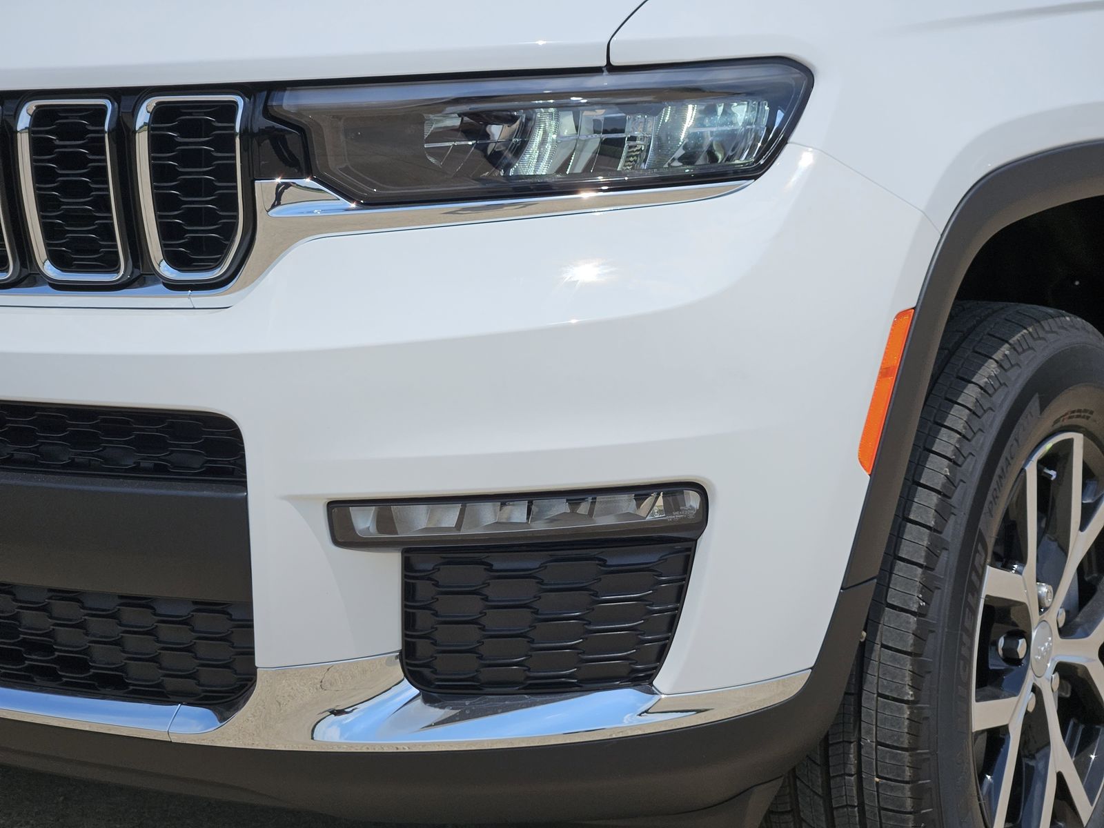 New 2025 Bright White Jeep L LIMITED 4X4 image 8