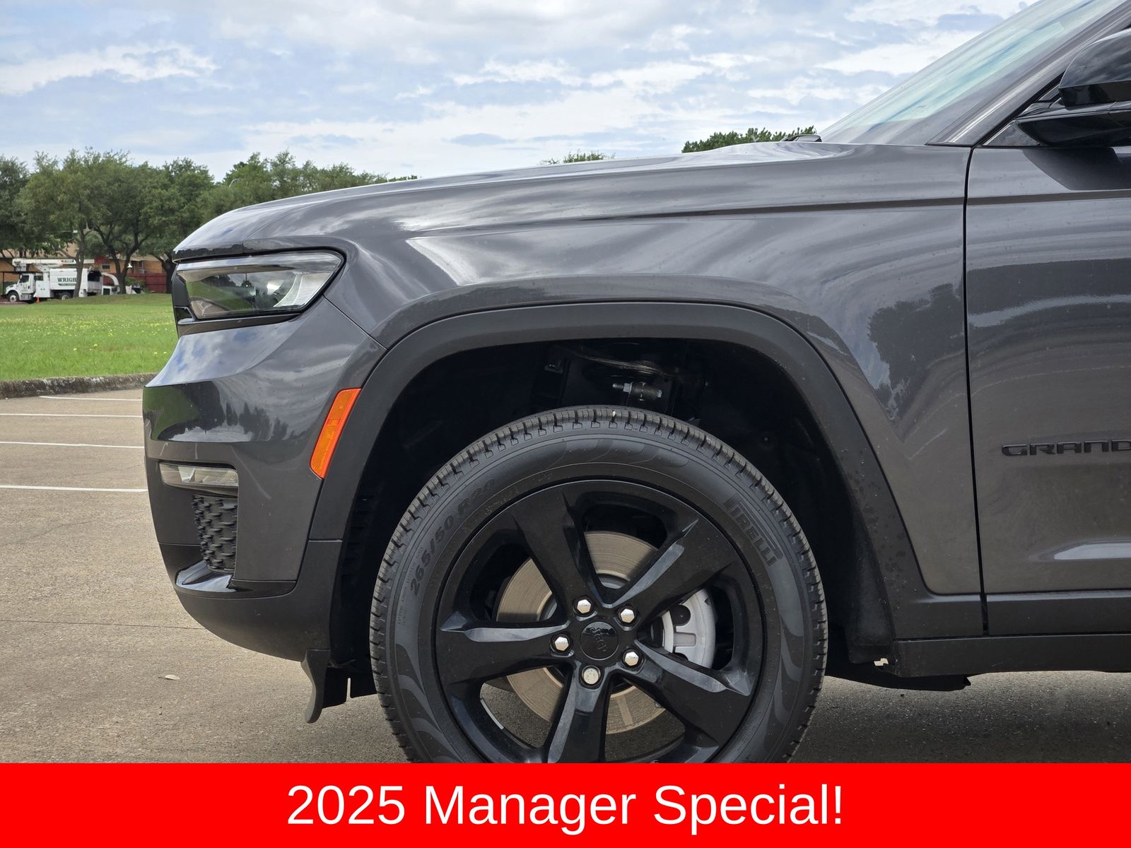 New 2025 Baltic Gray Jeep L LIMITED 4X4 image 11