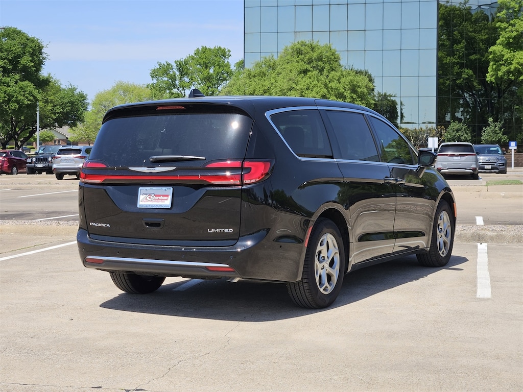 New 2024 Chrysler Pacifica LIMITED Passenger Van