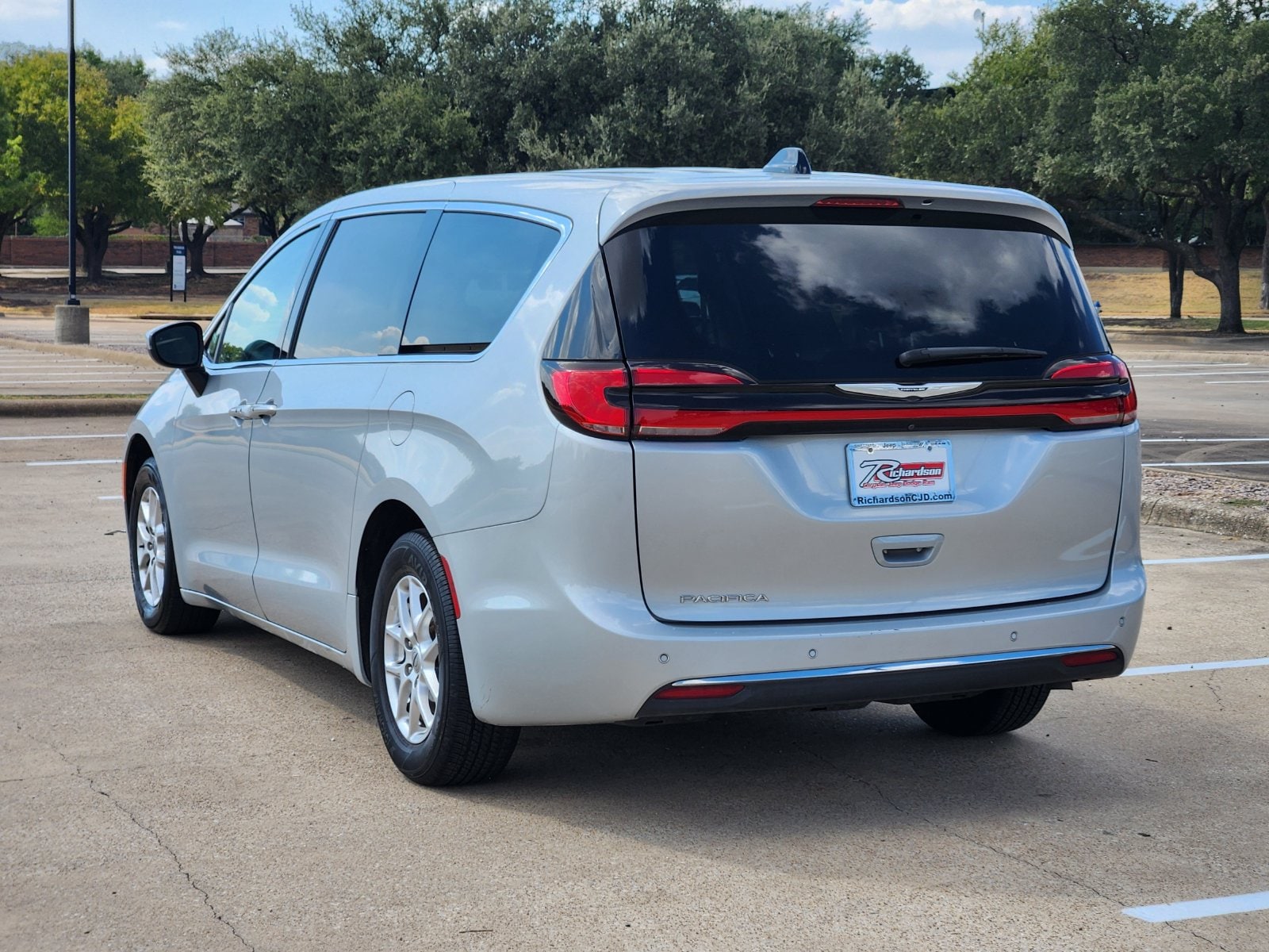 Used 2023 Silver Mist Chrysler Touring L image 4