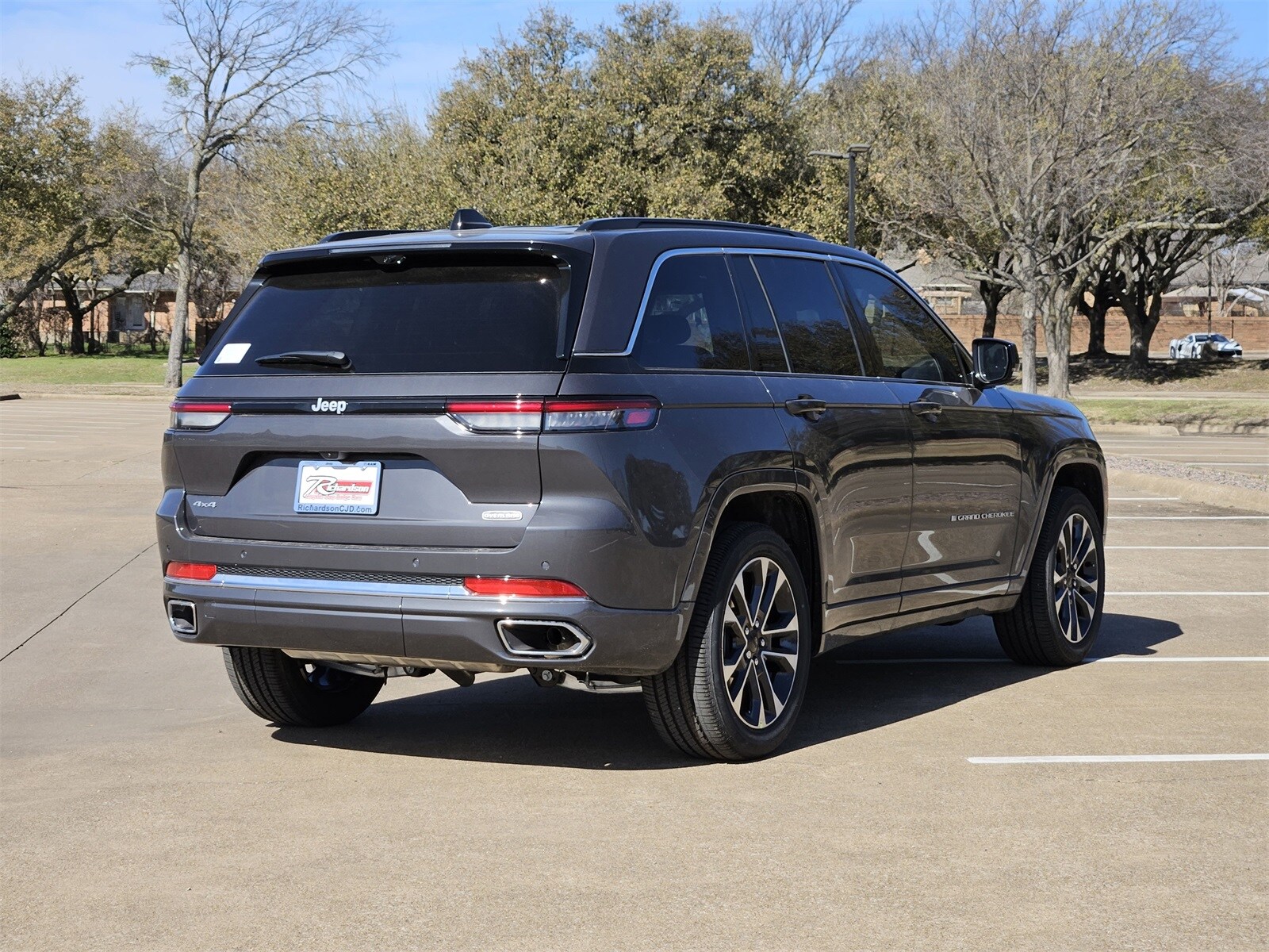 2025 Jeep Grand Cherokee Overland photo 4