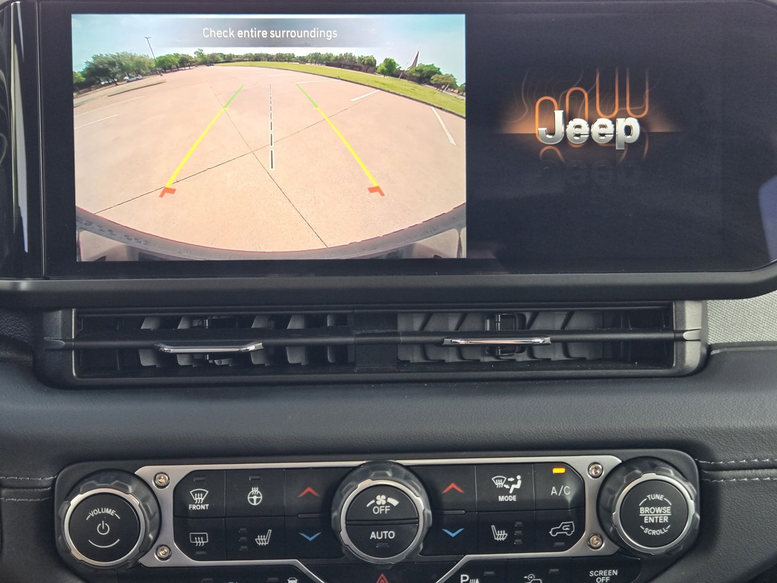 Used 2025 Granite Crystal Jeep Sahara image 21