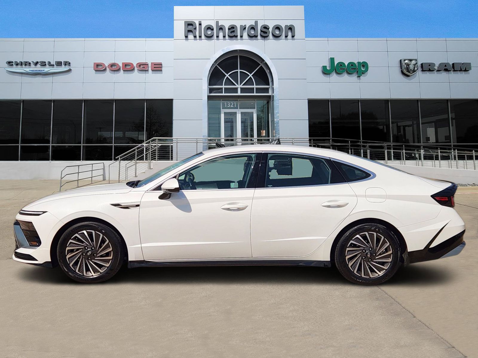Used 2025 Serenity White Hyundai SEL image 3