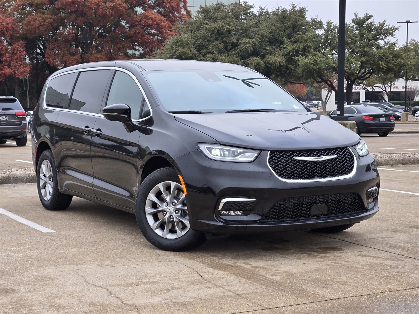 2026 Chrysler Pacifica Select's photo