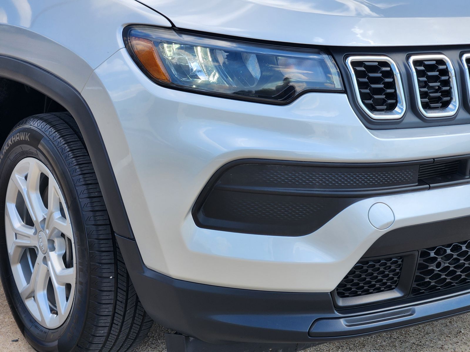 Used 2024 Silver Zynith Jeep Sport image 11