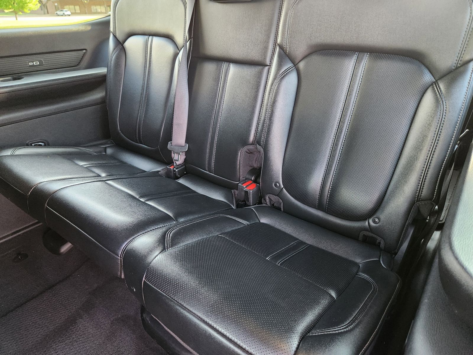 Used 2023 Diamond Black Crystal Pearlcoat Jeep Base image 40