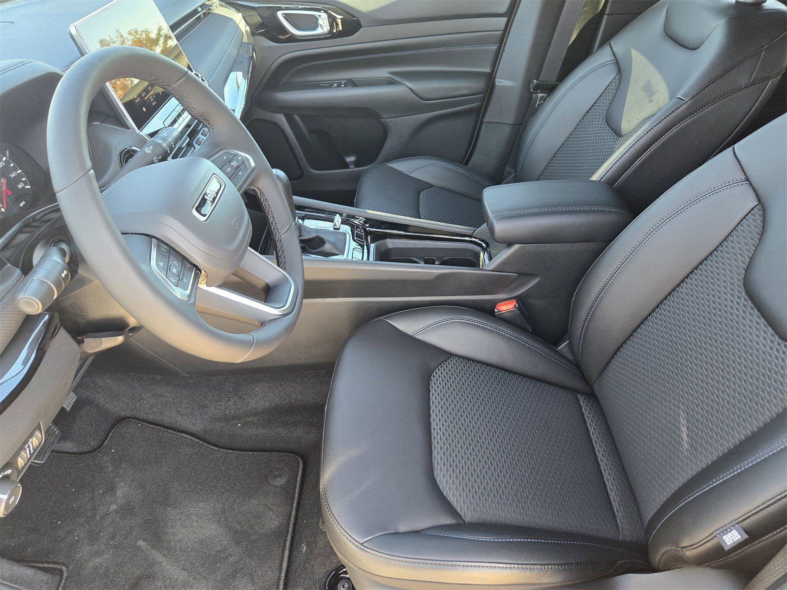 New 2026 Hydro Blue Pearlcoat Jeep LATITUDE ALTITUDE 4X4 image 15
