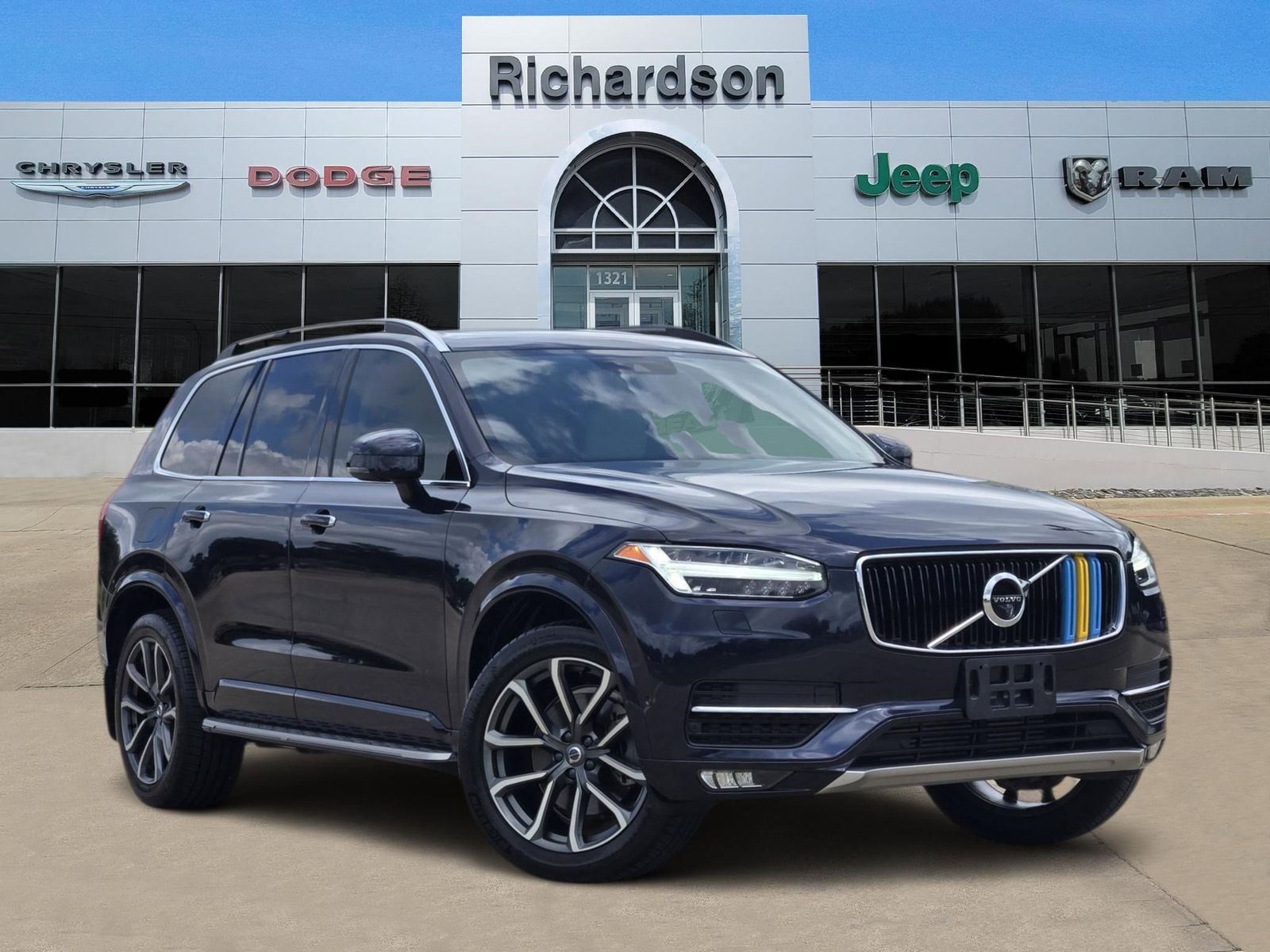 2016 Volvo XC90 T6 AWD Momentum's photo