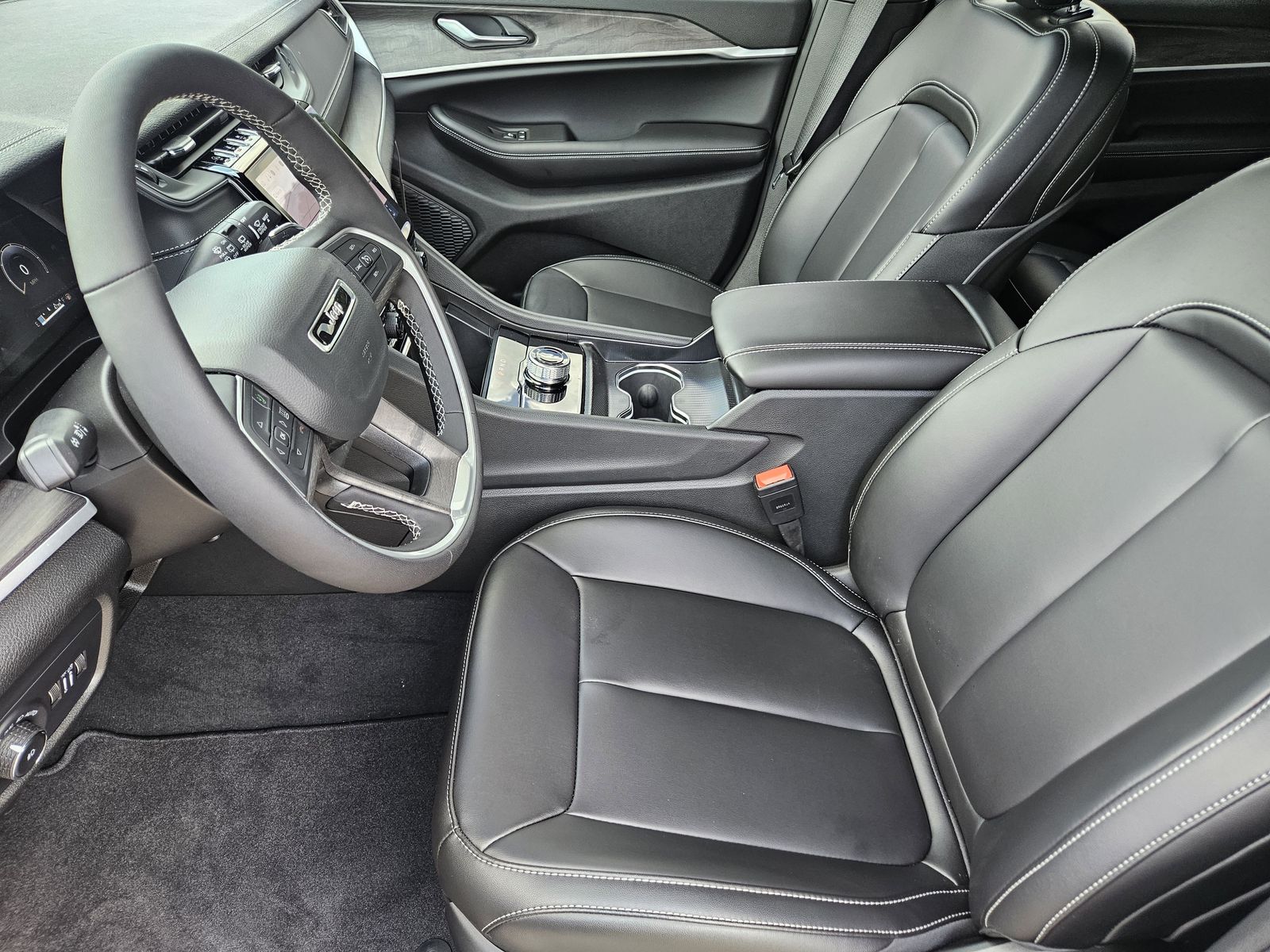 New 2025 Bright White Jeep L LIMITED 4X2 image 14