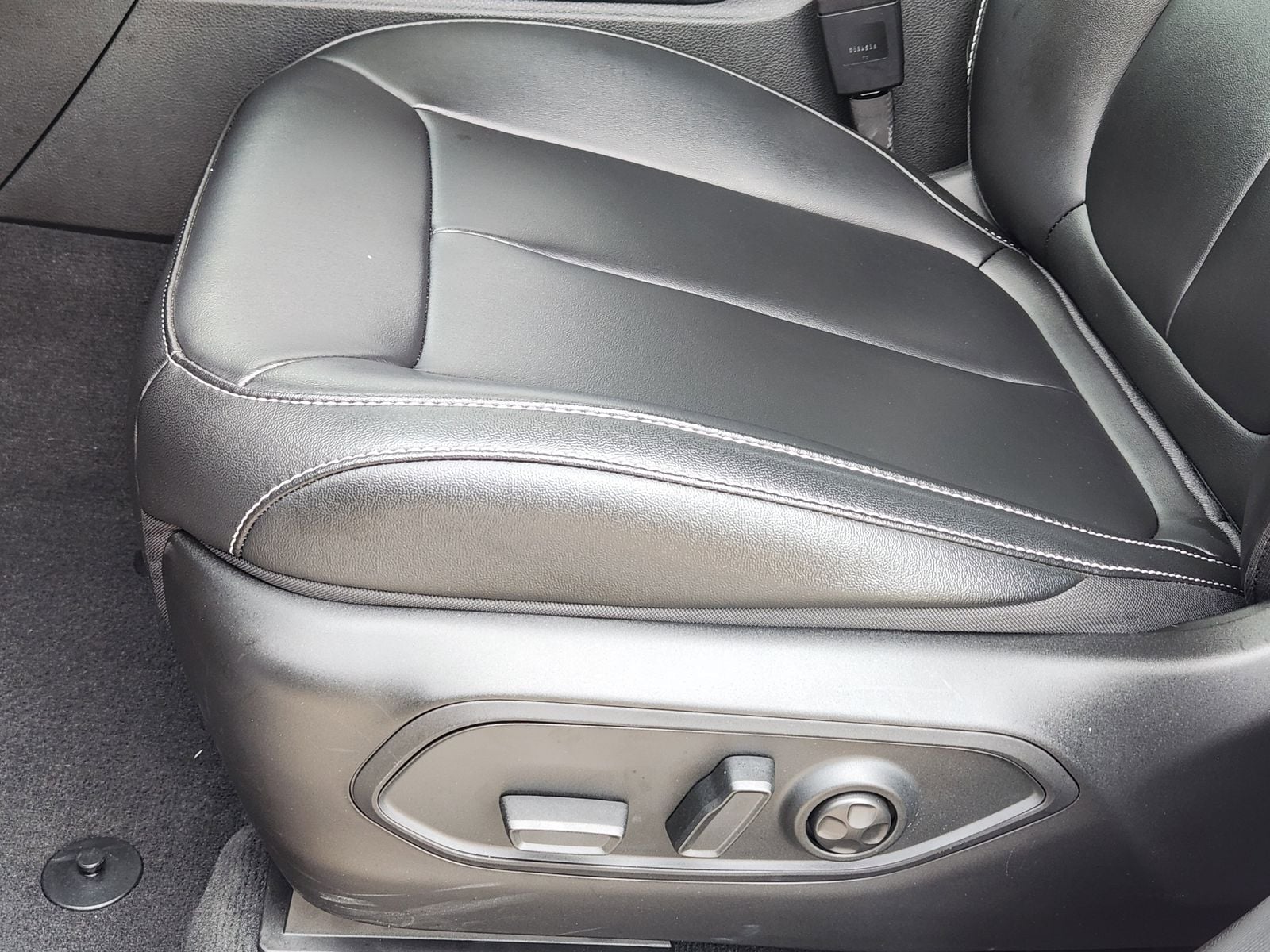 Used 2025 Bright White Jeep Limited image 34