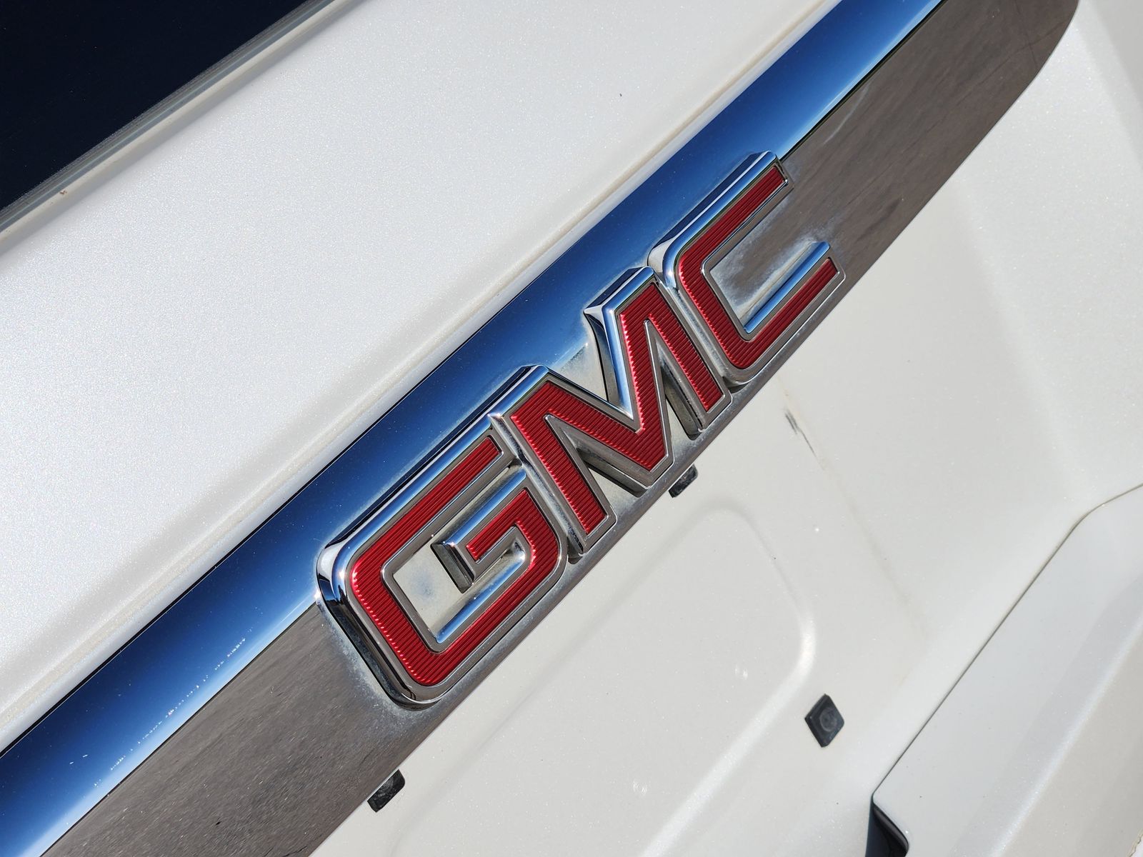 Used 2019 White Frost Tricoat GMC Denali image 18