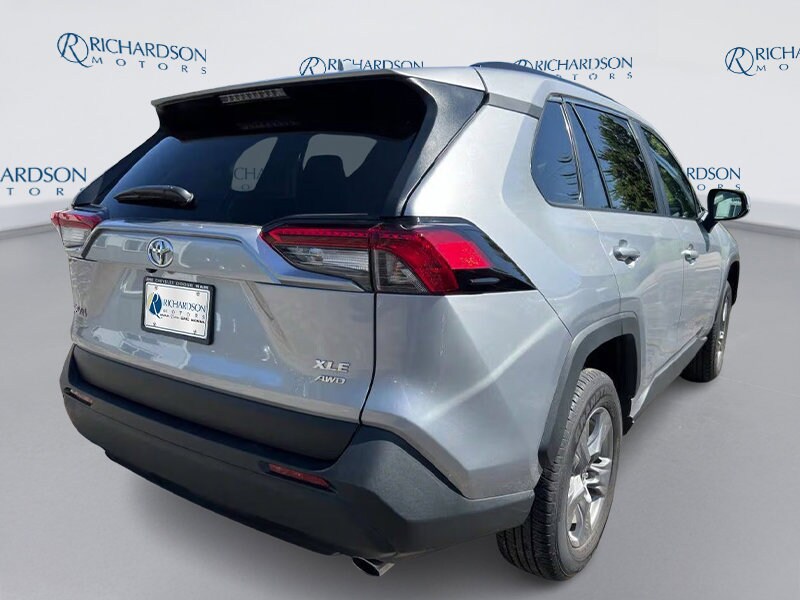 2024 Toyota RAV4 XLE photo 3