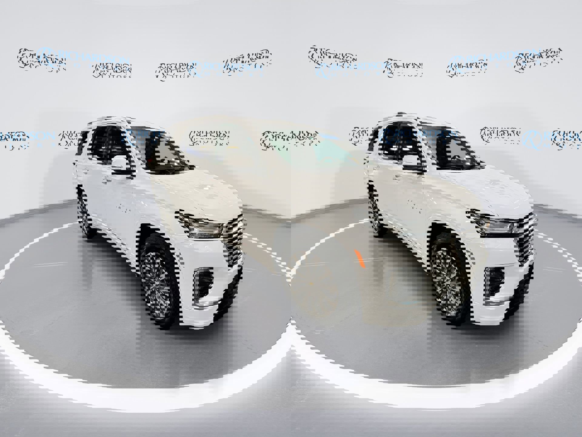 2023 Chevrolet Traverse Premier photo 2