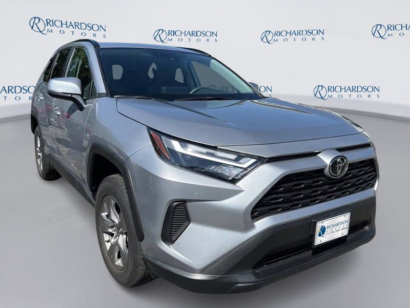 2024 Toyota RAV4 XLE photo 2