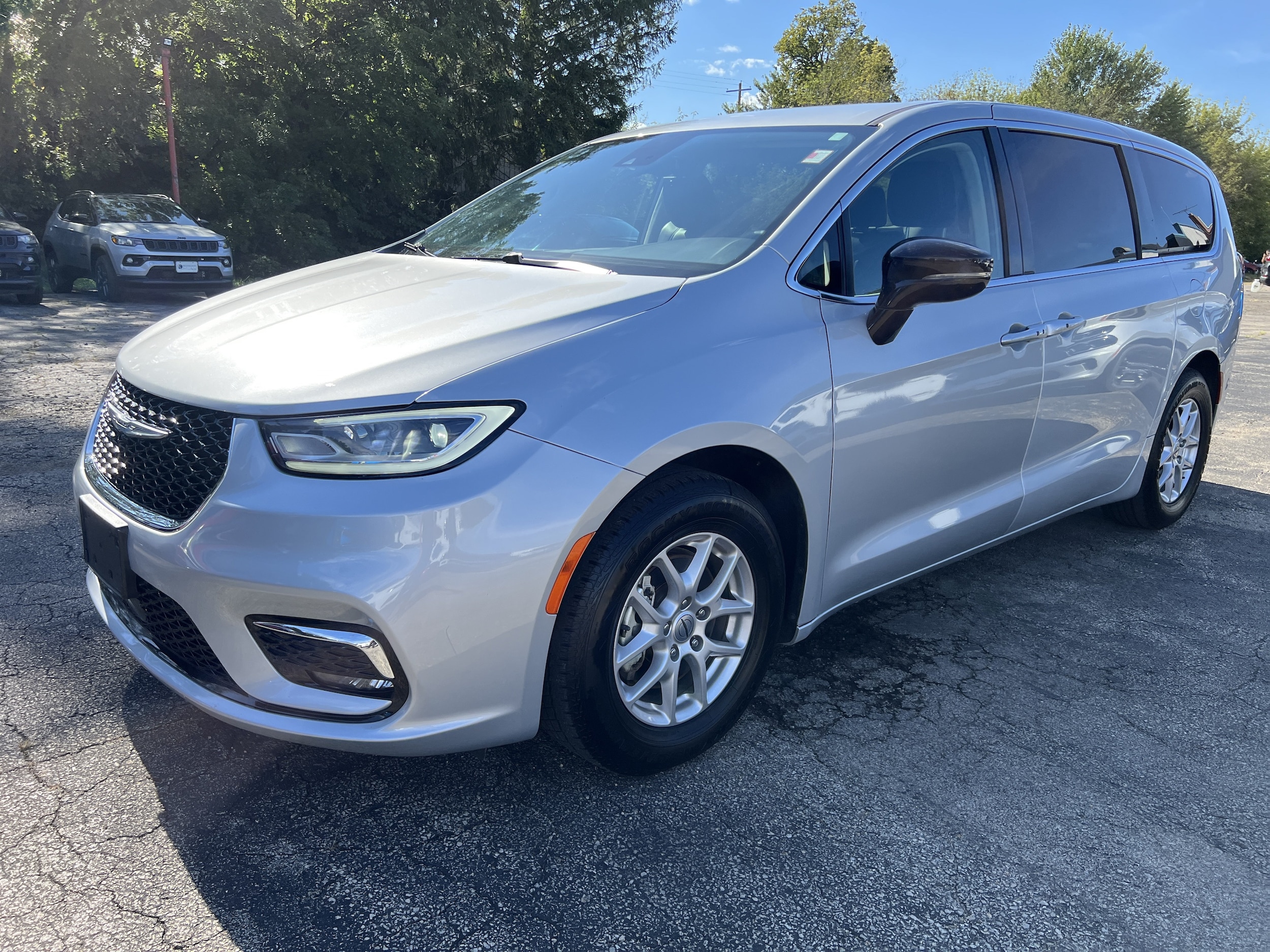 Silver Mist 2024 Chrysler Pacifica Minivan Front-Wheel Drive Automatic