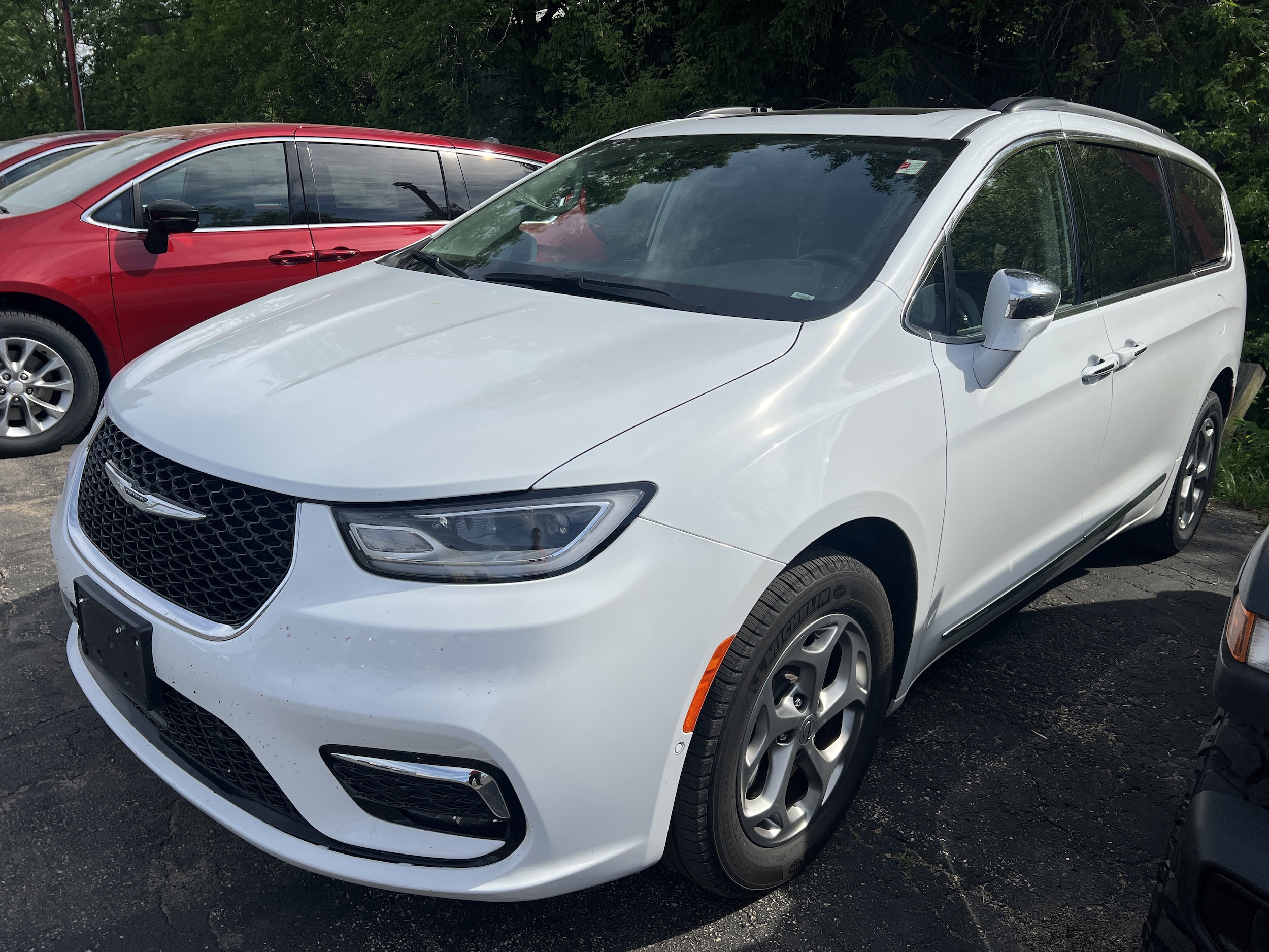 2022 Chrysler Pacifica Limited's photo
