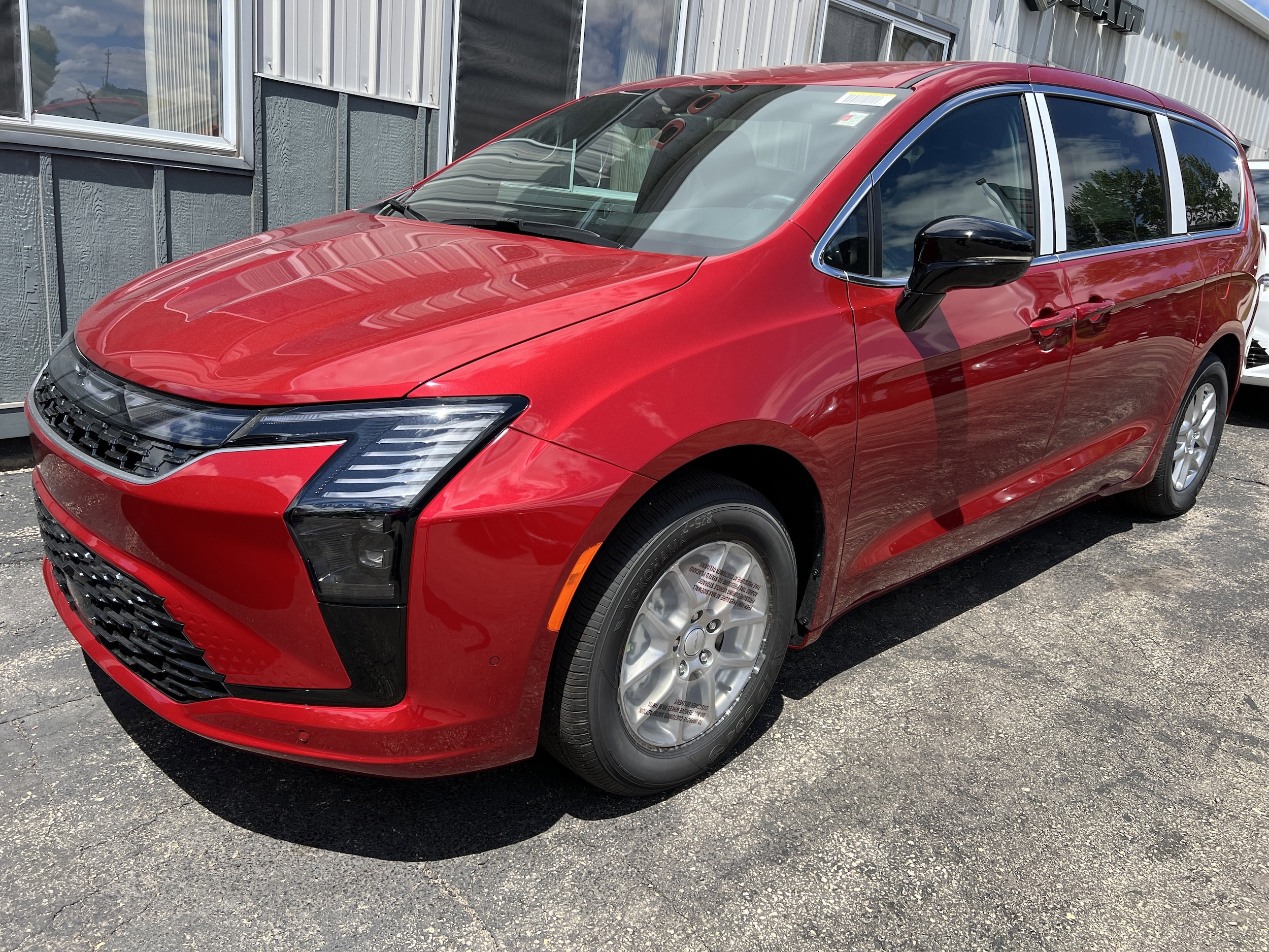 2027 Chrysler Pacifica Select's photo