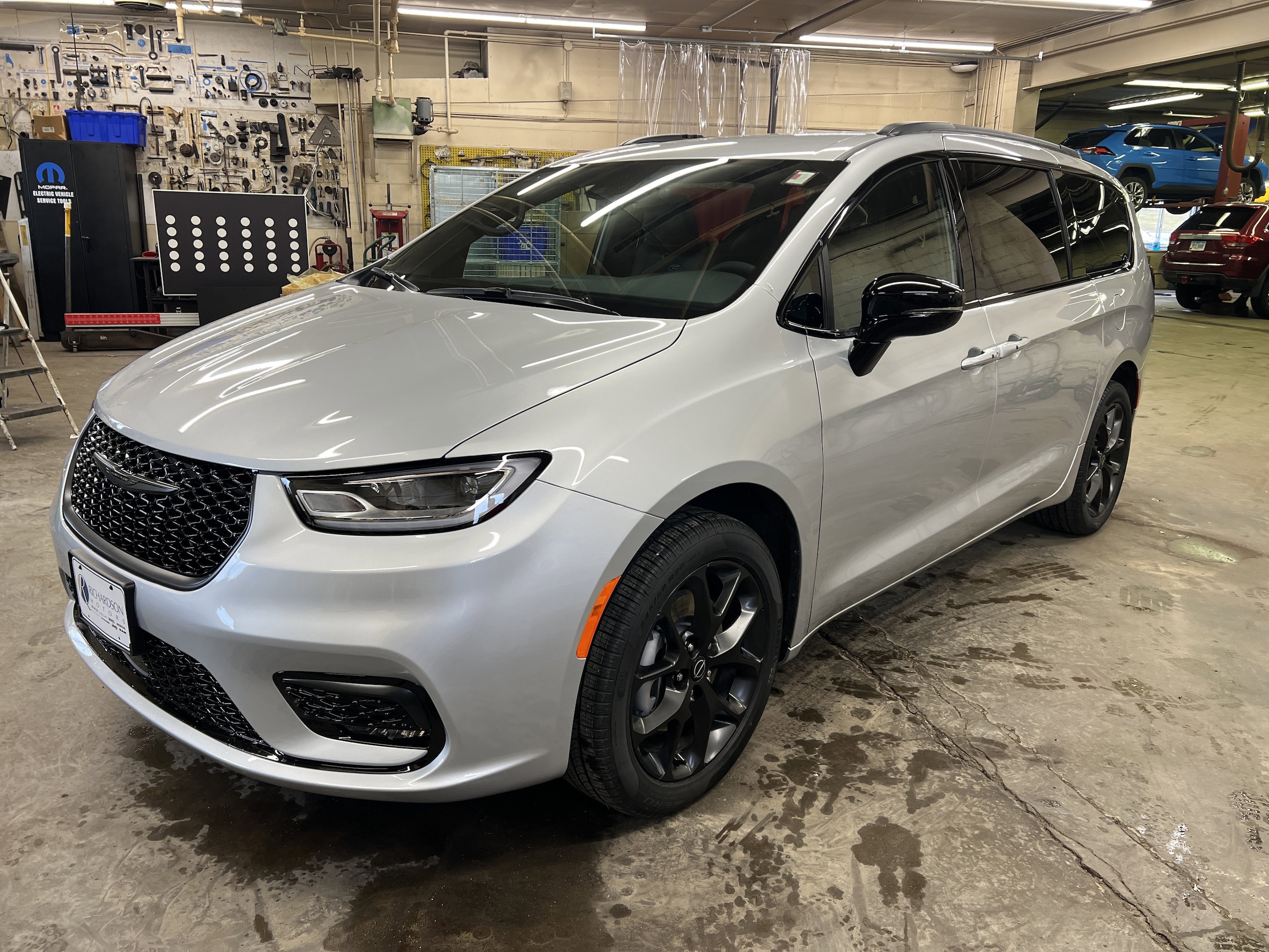 2026 Chrysler Pacifica Select's photo