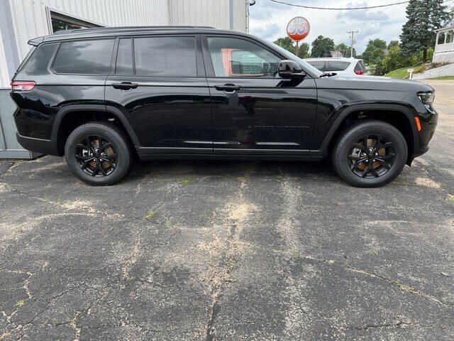 2025 Jeep Grand Cherokee Altitude photo 2