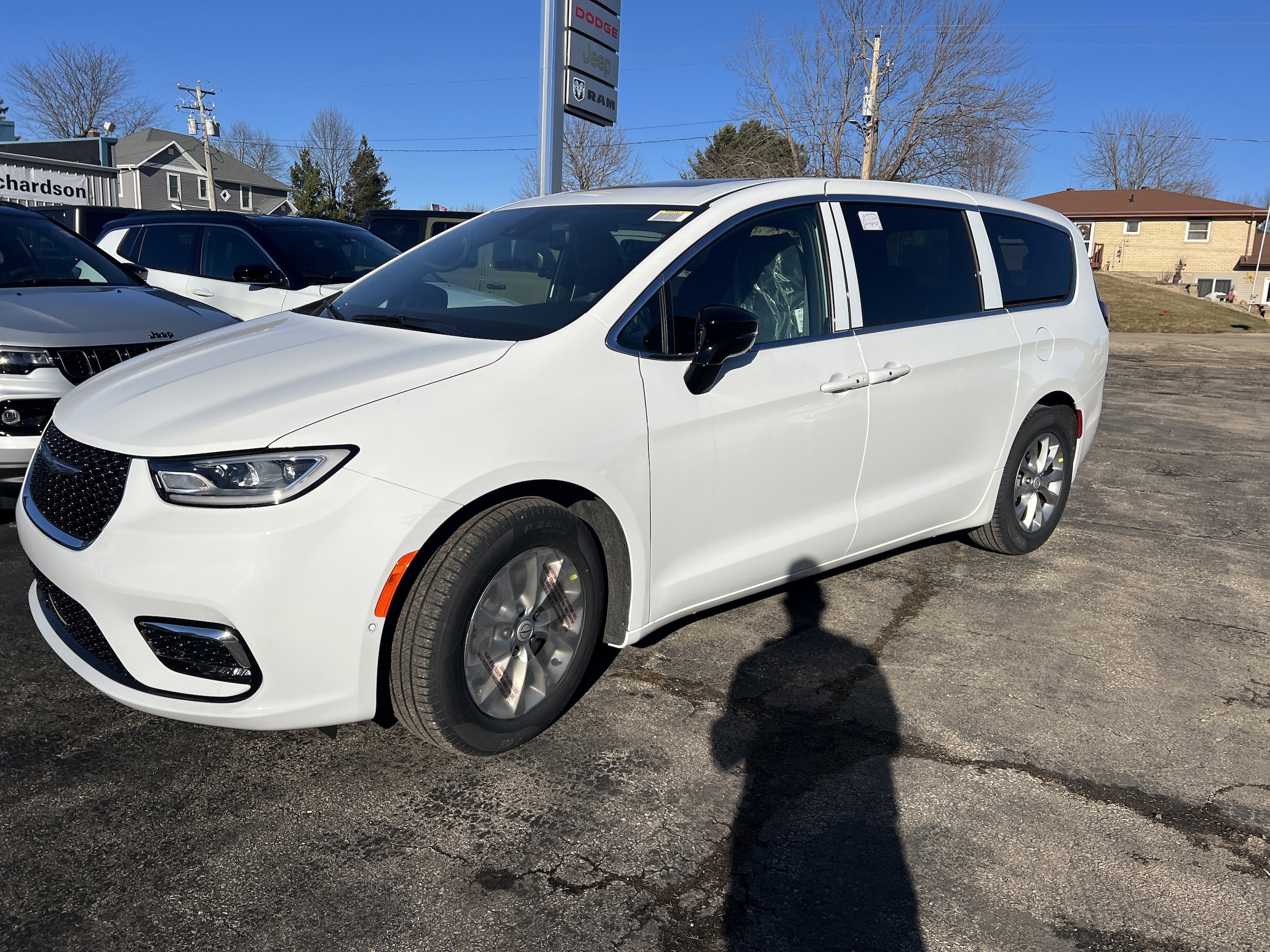 2026 Chrysler Pacifica Limited's photo