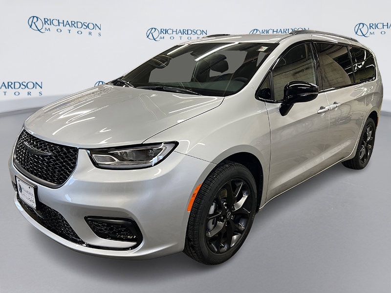 2026 Chrysler Pacifica Select's photo